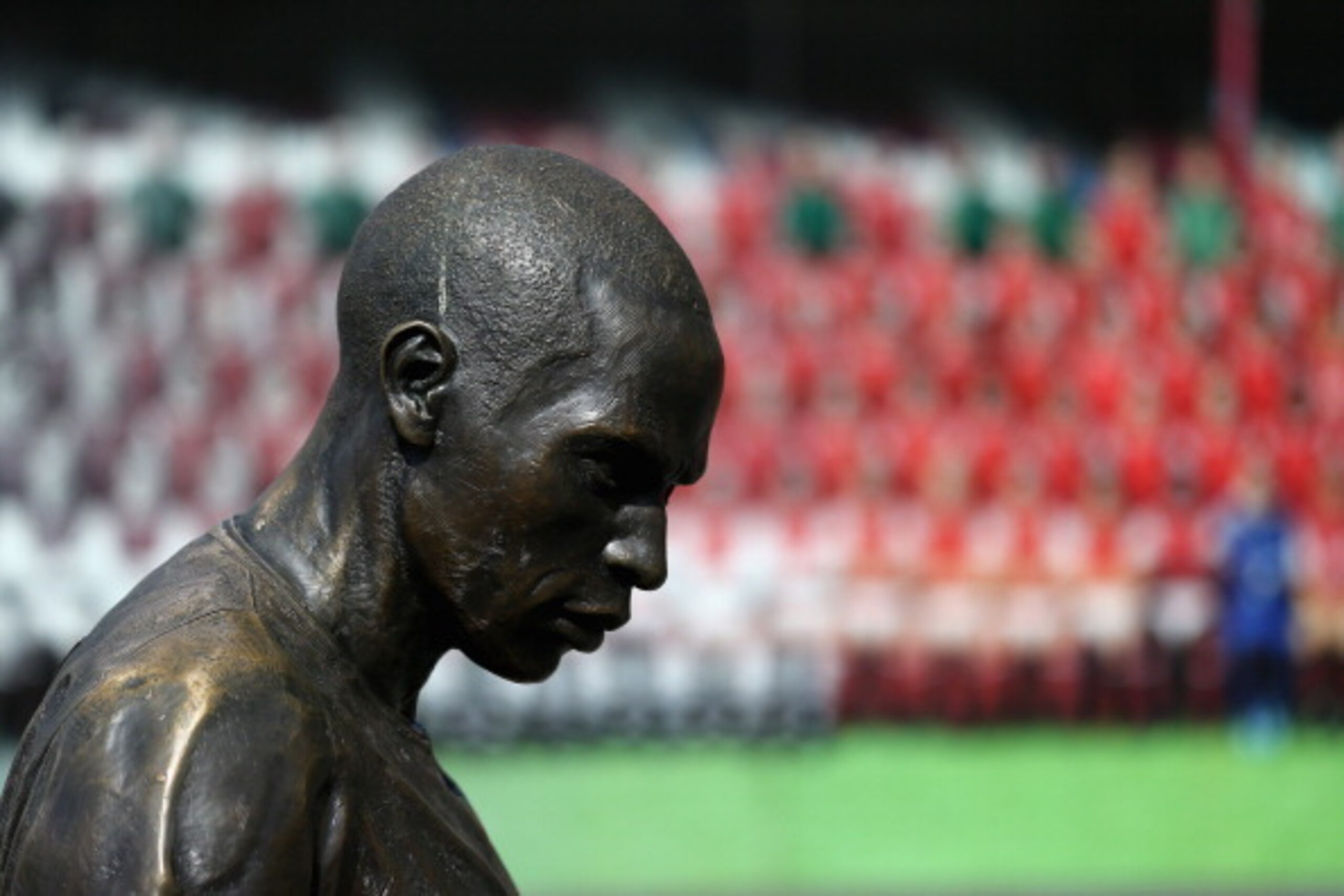 LONDON, ENGLAND - SEPTEMBER 01:  A statue of former Arsenal player, Thierry Henry is seen ahead of the Barclays Premier League match between Arsenal and Tottenham Hotspur at Emirates Stadium on September 01, 2013 in London, England.  (Photo by Clive Mason
