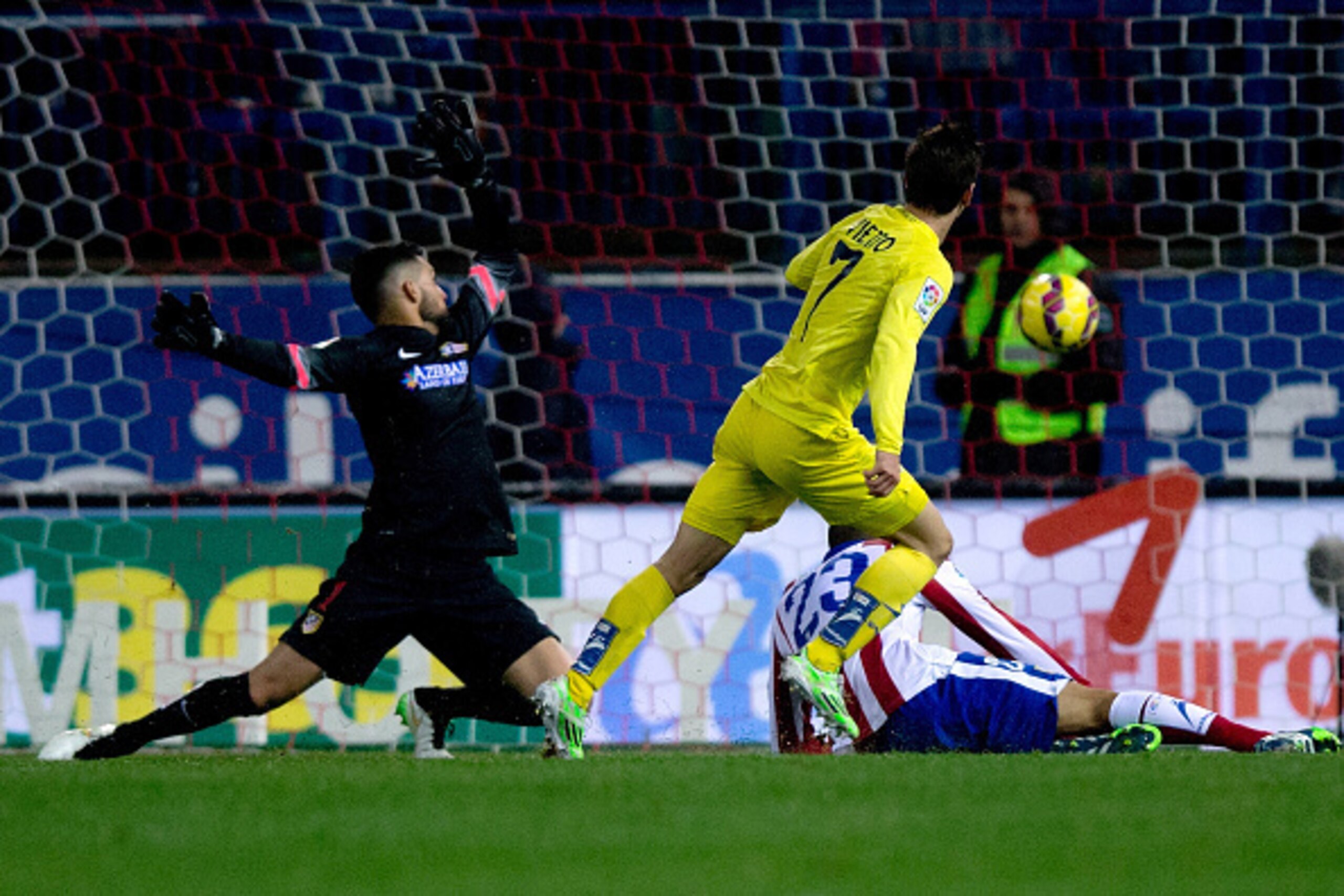 MADRID, SPAIN - DECEMBER 14: Luciano Dario Vietto of Villarreal CF scores their opening goal during the La Liga match between Club Atletico de Madrid and Villarreal CF at Vicente Calderon Stadium on December 14, 2014 in Madrid, Spain. (Photo by Gonzalo A MADRID, SPAIN - DECEMBER 14: Luciano Dario Vietto of Villarreal CF scores their opening goal during the La Liga match between Club Atletico de Madrid and Villarreal CF at Vicente Calderon Stadium on December 14, 2014 in Madrid, Spain. (Photo by Gonzalo A