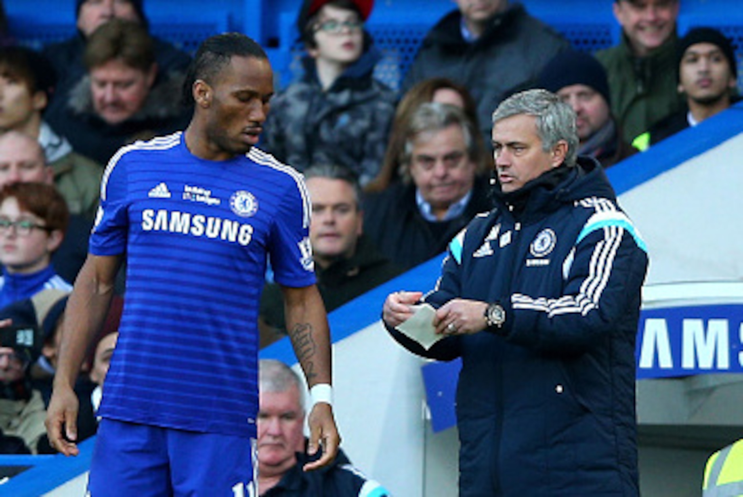 LONDON, ENGLAND - FEBRUARY 21:  Jose Mourinho the manager of Chelsea sends on Didier Drogba of Chelsea as a second half substitiute during the Barclays Premier League match between Chelsea and Burnley at Stamford Bridge on February 21, 2015 in London, Eng