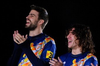 BARCELONA, SPAIN - JANUARY 02:  Gerard Pique, Carles Puyol and Xavi Hernandez of Catalonia smile and appluad prior to a friendly match between Catalonia and Nigeria at Cornella-El Prat Stadium on January 2, 2013 in Barcelona, Spain.  (Photo by David Ramos
