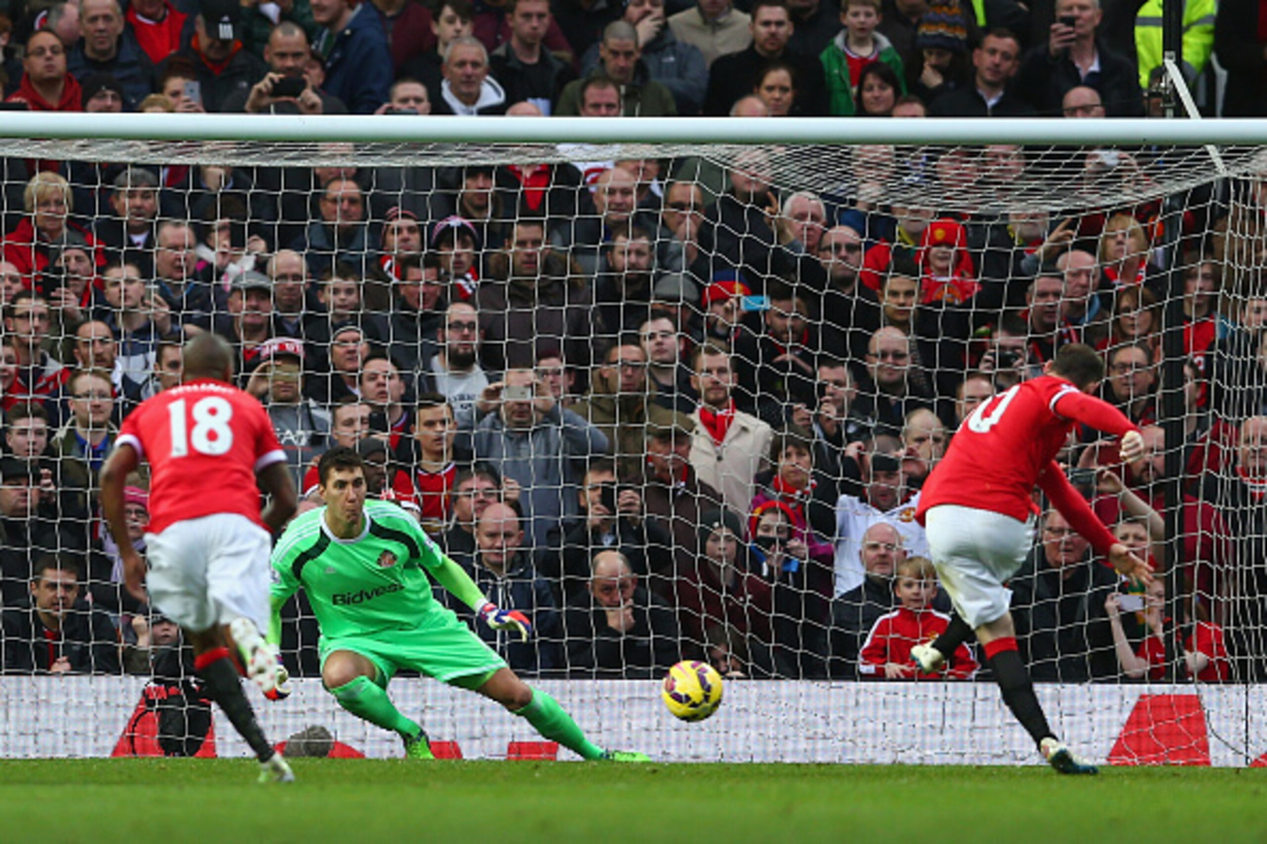 MANCHESTER, ENGLAND - FEBRUARY 28:  Wayne Rooney of Manchester United scores the opening goal from the penalty spot during the Barclays Premier League match between Manchester United and Sunderland at Old Trafford on February 28, 2015 in Manchester, Engla