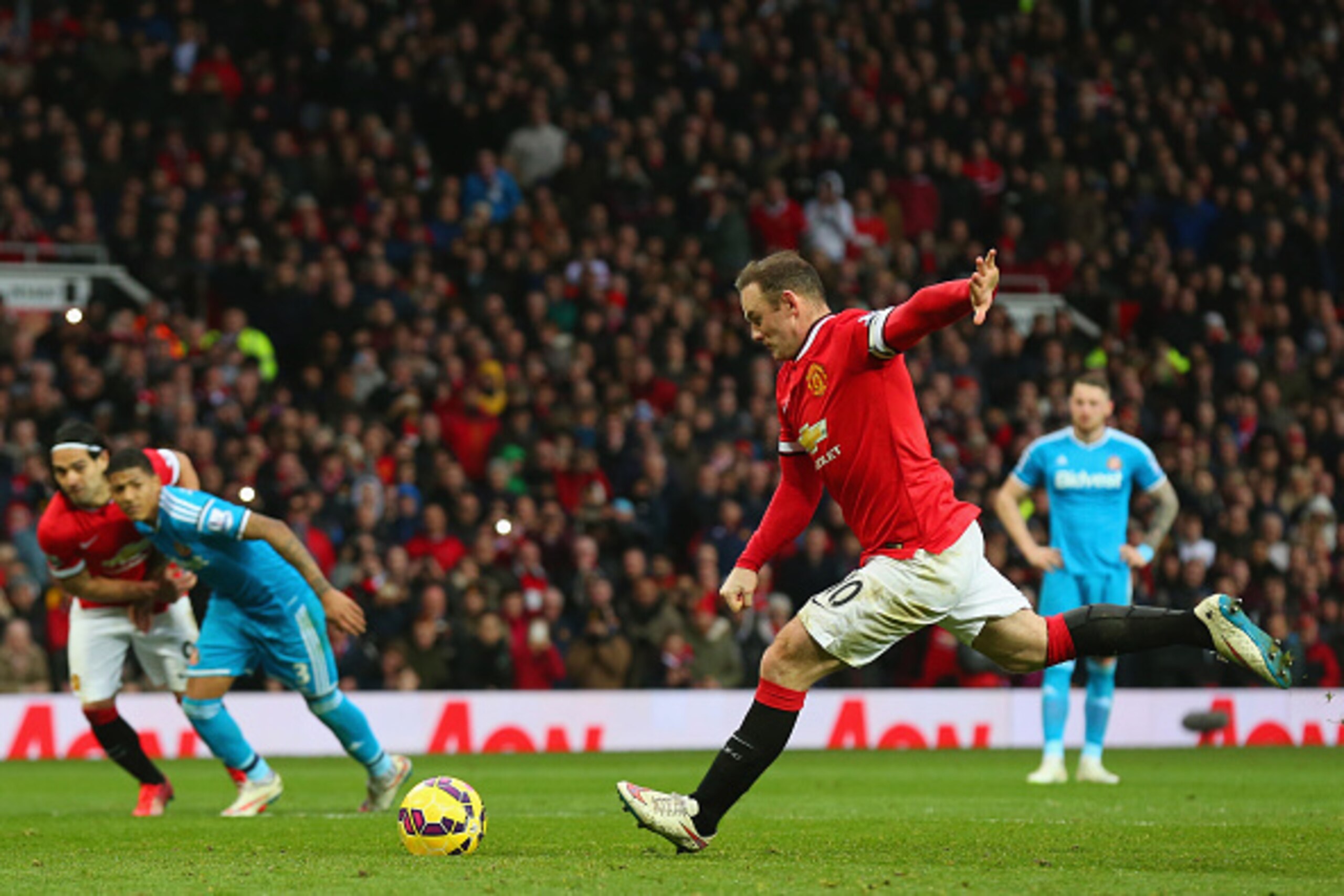 MANCHESTER, ENGLAND - FEBRUARY 28:  Wayne Rooney of Manchester United scores the opening goal from the penalty spot during the Barclays Premier League match between Manchester United and Sunderland at Old Trafford on February 28, 2015 in Manchester, Engla