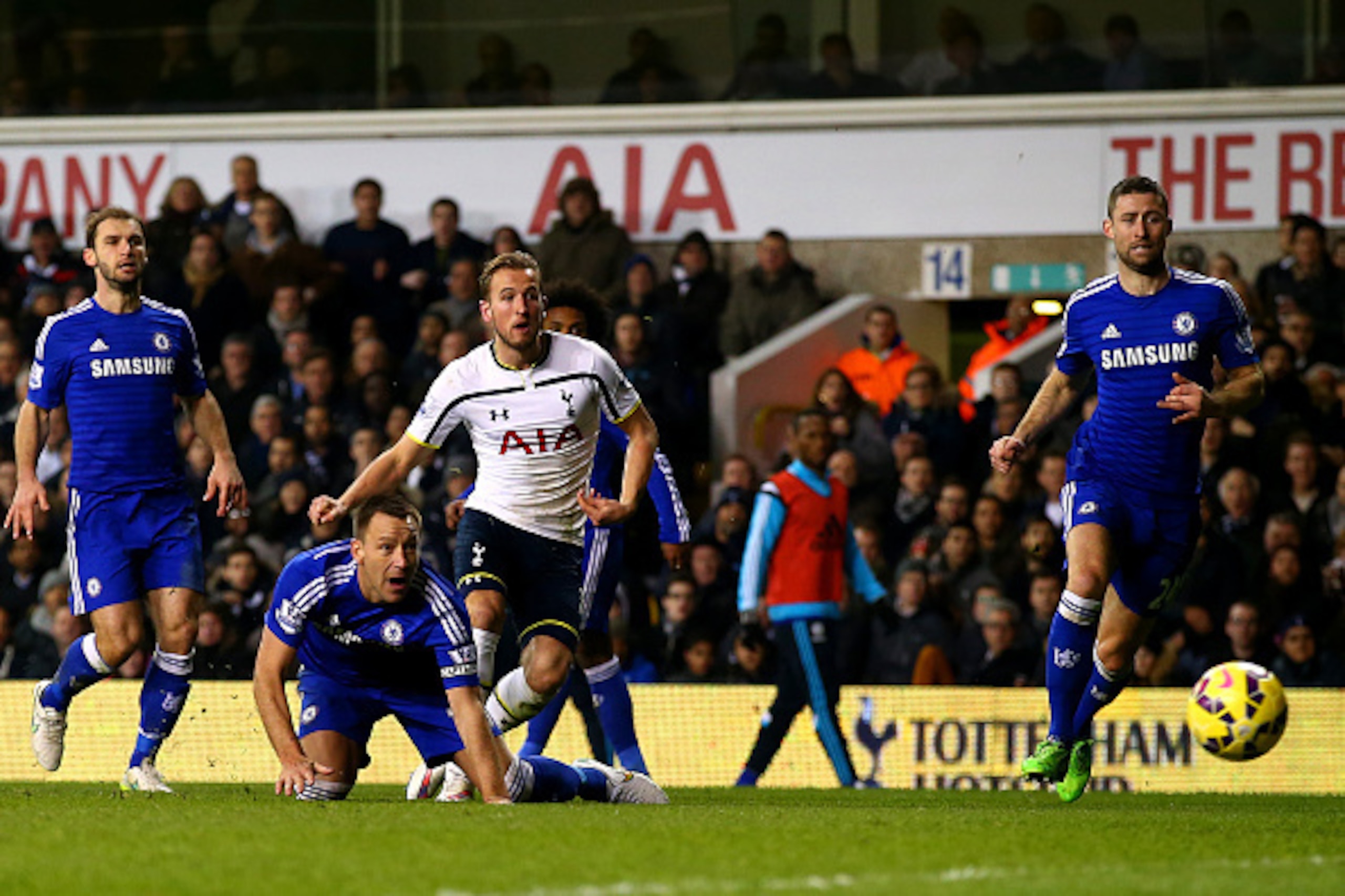 LONDON, ENGLAND - JANUARY 01:  Harry Kane of Spurs scores his team's fourth goal during the Barclays Premier League match between Tottenham Hotspur and Chelsea at White Hart Lane on January 1, 2015 in London, England.  (Photo by Clive Rose/Getty Images)
