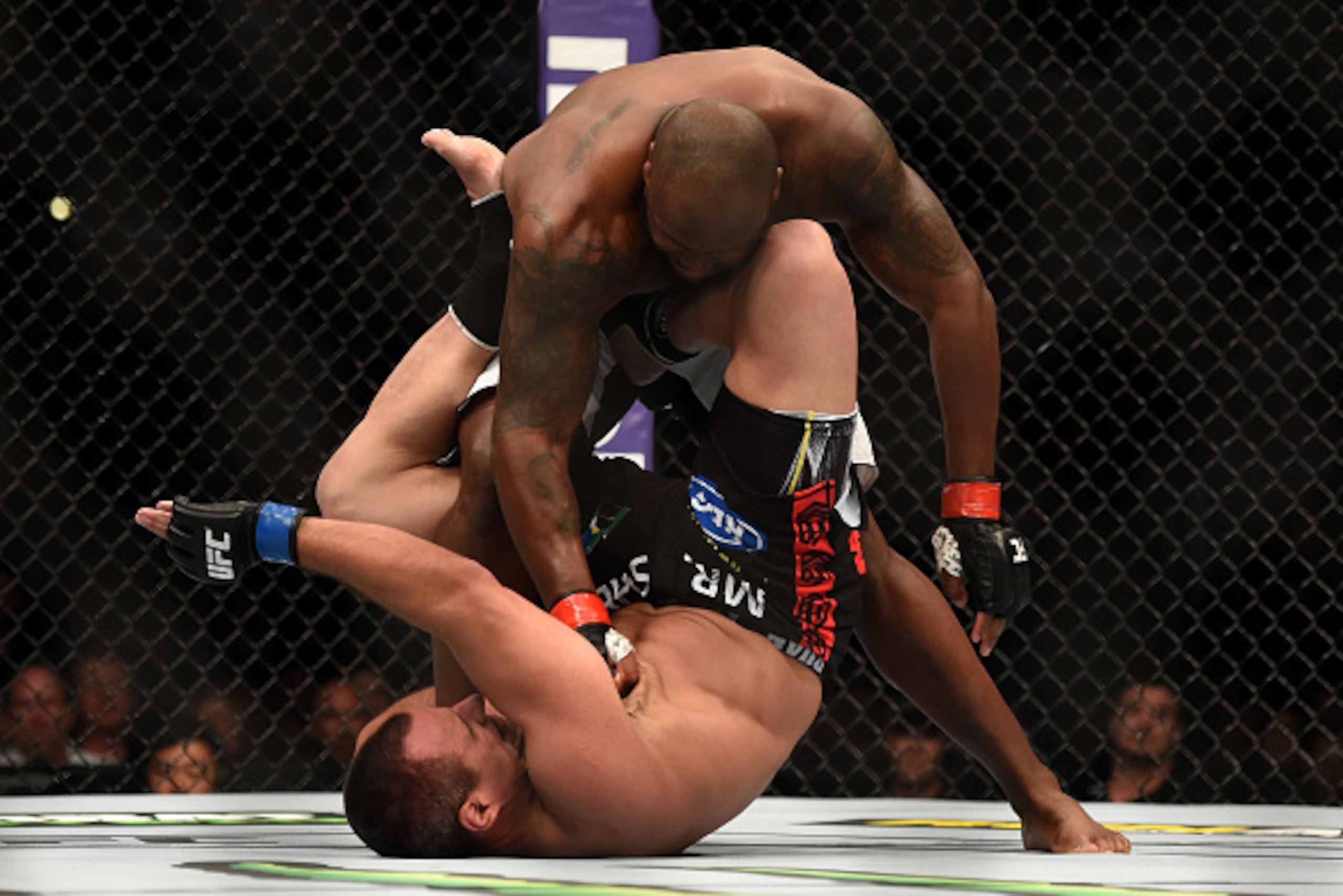LOS ANGELES, CA - FEBRUARY 28:  (Top) Derrick Lewis punches Ruan Potts in their heavyweight bout during the UFC 184 event at Staples Center on February 28, 2015 in Los Angeles, California.  (Photo by Harry How/Getty Images)