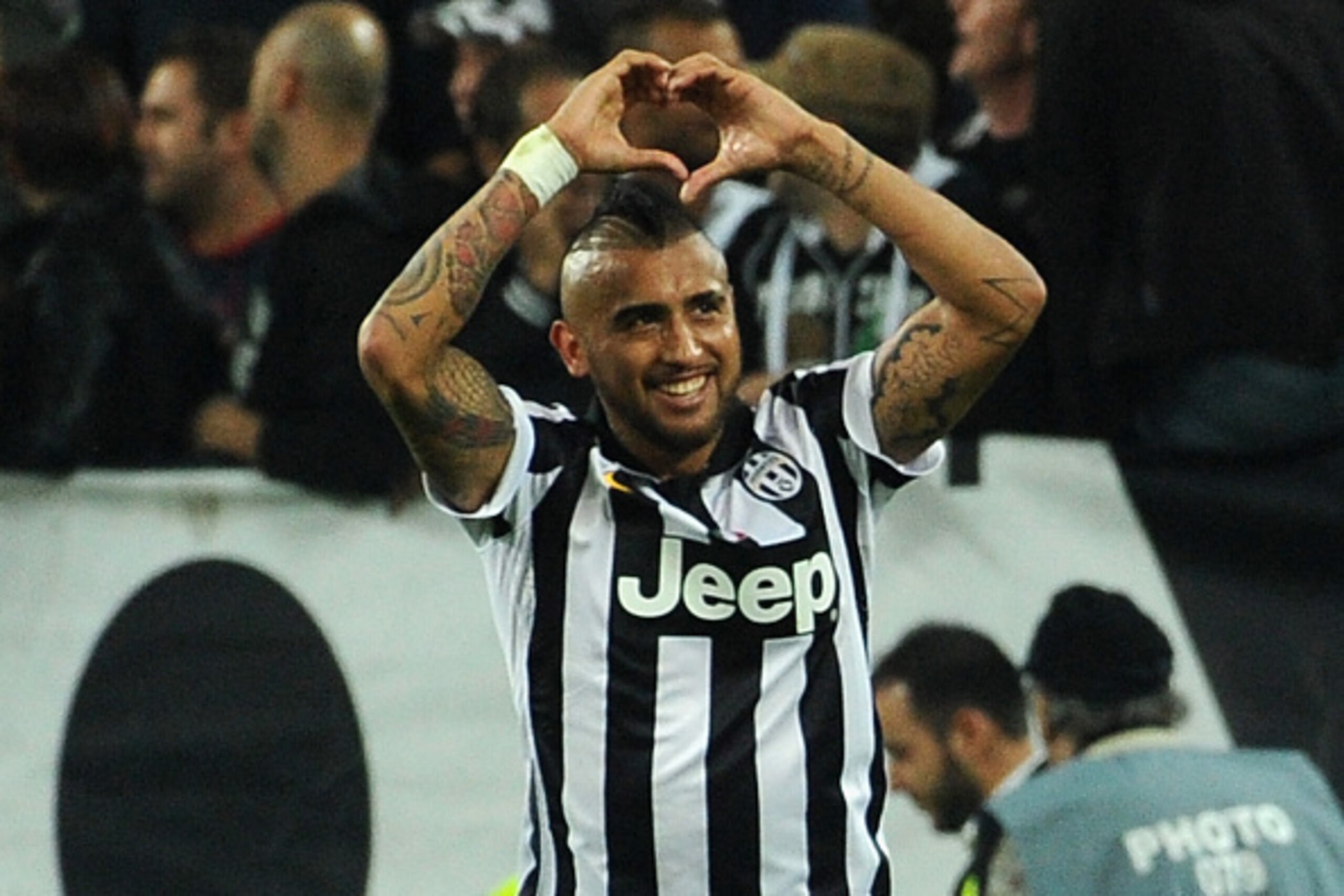 TURIN, ITALY - SEPTEMBER 24:  Arturo Vidal of Juventus FC celebrates the goal of 1-0 during the Serie A match between Juventus FC and AC Cesena at Juventus Arena on September 24, 2014 in Turin, Italy.  (Photo by Pier Marco Tacca/Getty Images)