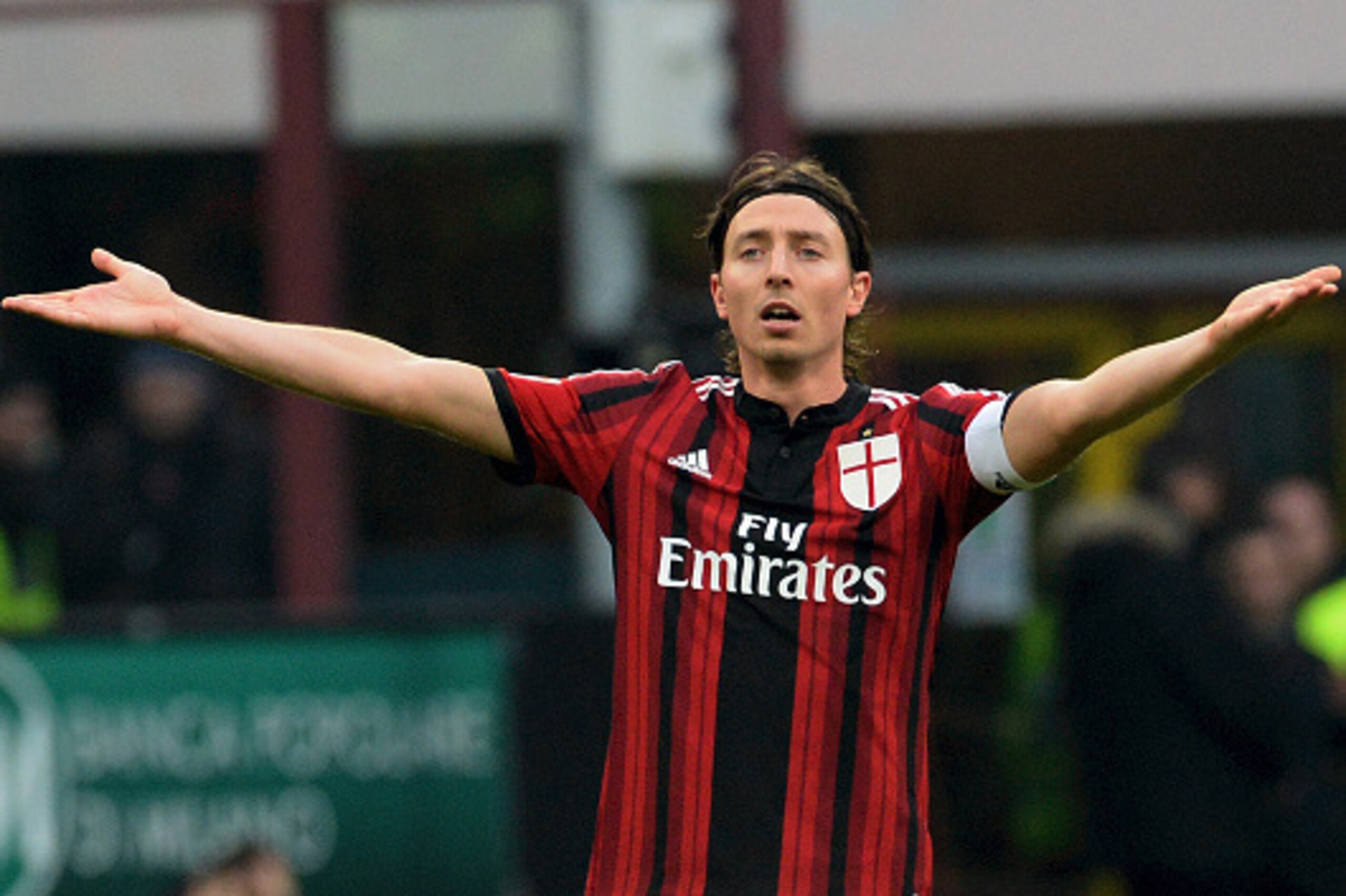 MILAN, ITALY - JANUARY 18:  Riccardo Montolivo of AC Milan gesticulates during  the Serie A match between AC Milan and Atalanta BC at Stadio Giuseppe Meazza on January 18, 2015 in Milan, Italy.  (Photo by Pier Marco Tacca/Getty Images)