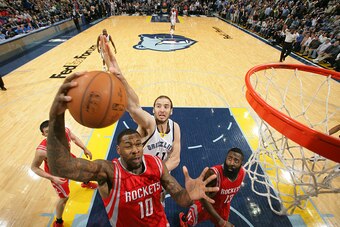 MEMPHIS, TN - NOVEMBER 17:  Kosta Koufos #41 of the Memphis Grizzlies attempts to block a shot against Tarik Black #10 of the Houston Rockets on November 17, 2014 at FedExForum in Memphis, Tennessee. NOTE TO USER: User expressly acknowledges and agrees th