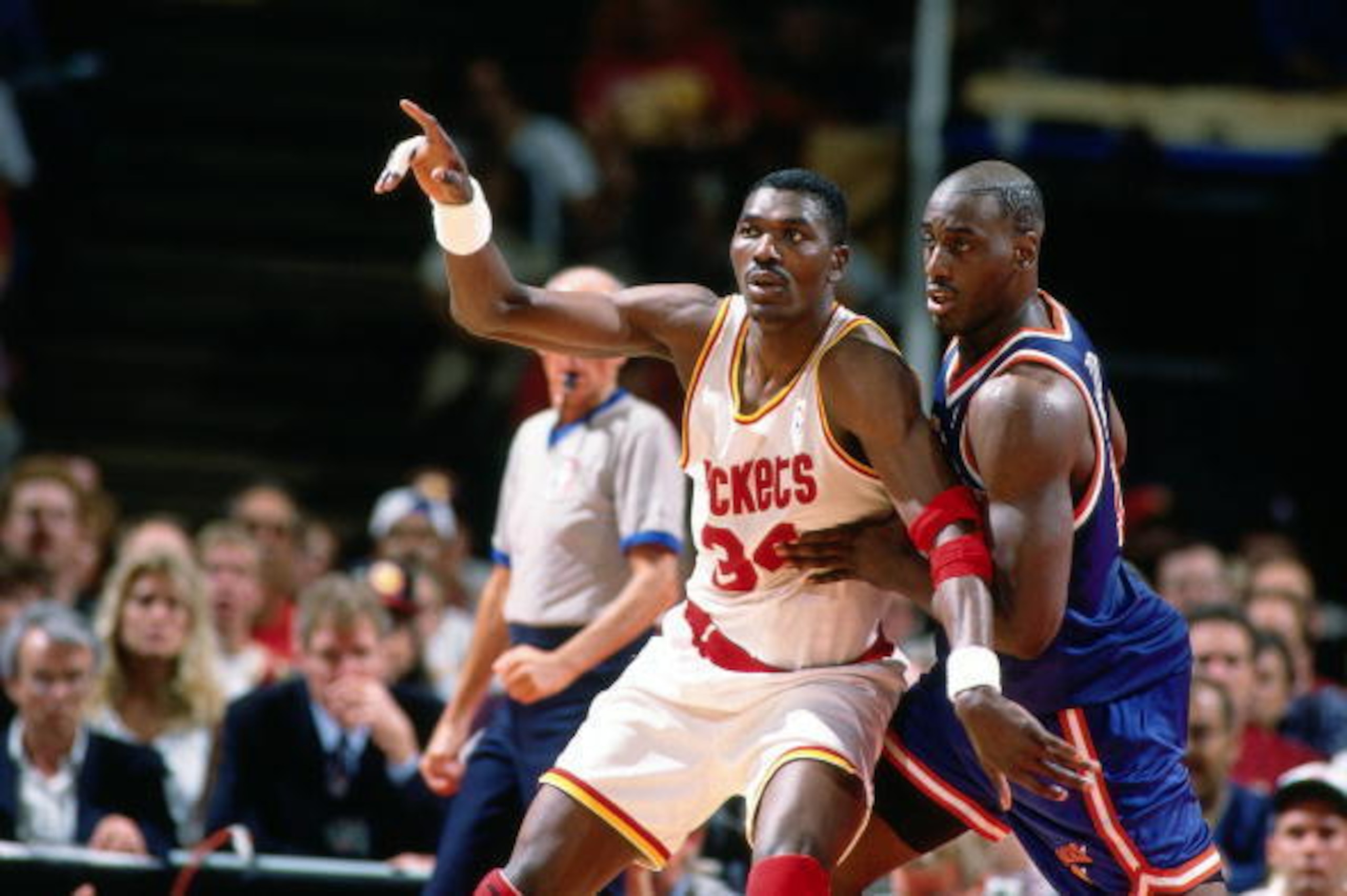 HOUSTON - JUNE 8:  Hakeem Olajuwon #34 of the Houston Rockets posts up against Anthony Mason #14 of the New York Knicks during Game One of the NBA Finals played on June 8, 1994 at The Summit in Houston, Texas.  NOTE TO USER: User expressly acknowledges th