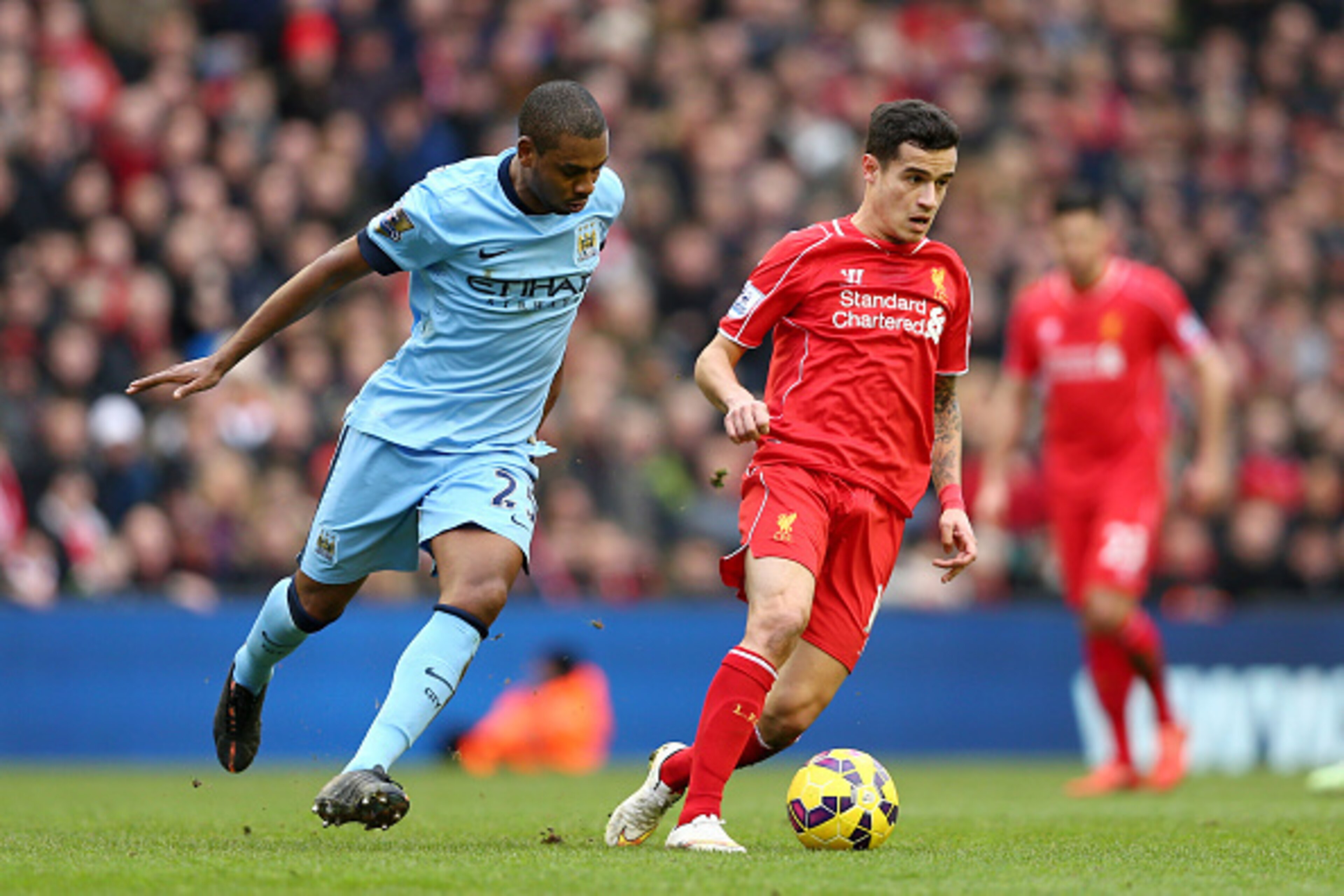 LIVERPOOL, ENGLAND - MARCH 01:  Philippe Coutinho of Liverpool is pursued by Fernandinho of Manchester City during the Barclays Premier League match between Liverpool and Manchester City at Anfield on March 1, 2015 in Liverpool, England.  (Photo by Clive 