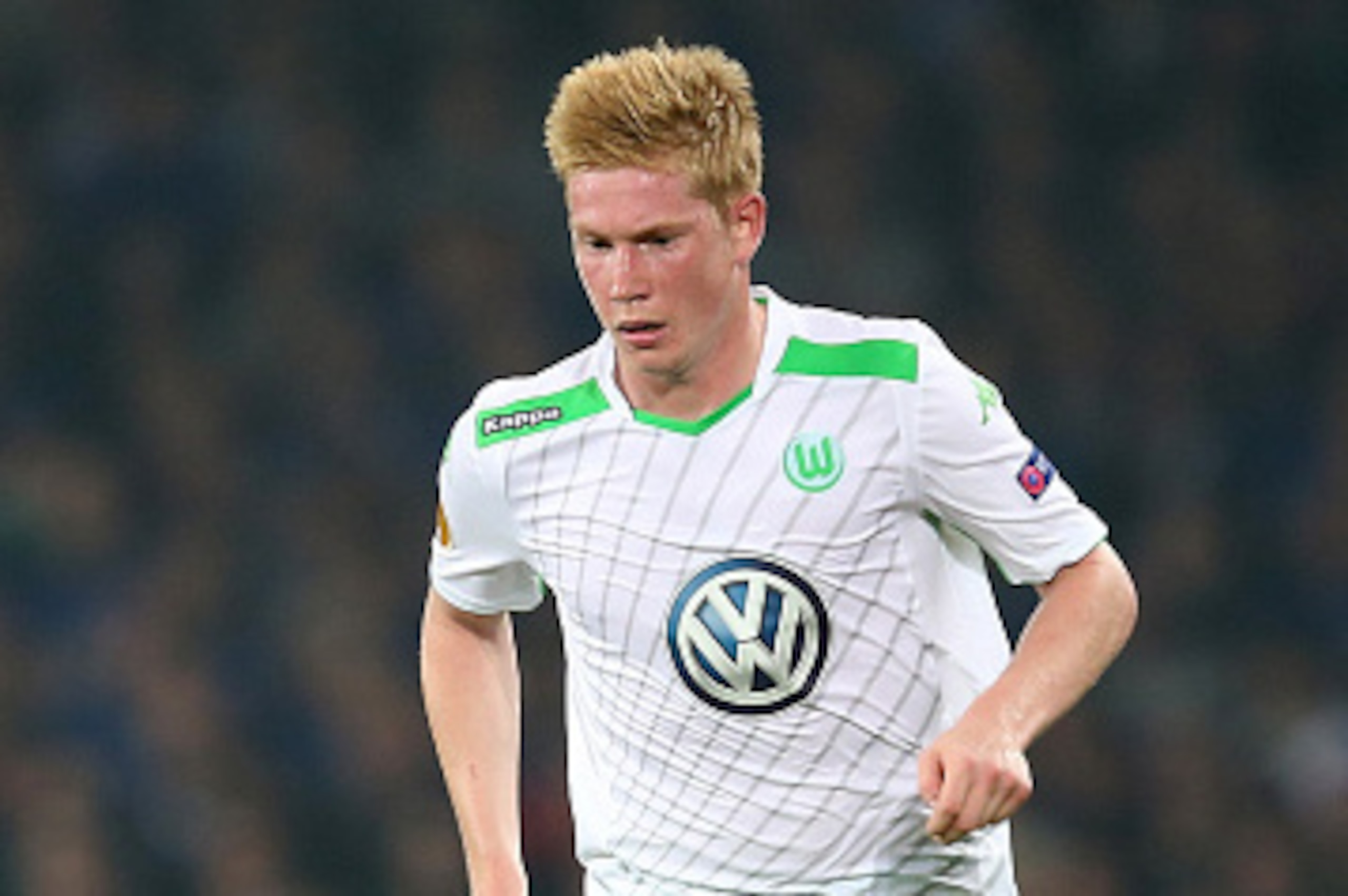 LIVERPOOL, ENGLAND - SEPTEMBER 18:  Kevin de Bruyne of VfL Wolfsburg controls the ball during the UEFA Europa League match between Everton FC and VfL Wolfsburg on September 18, 2014 in Liverpool, United Kingdom.  (Photo by Jan Kruger/Getty Images)