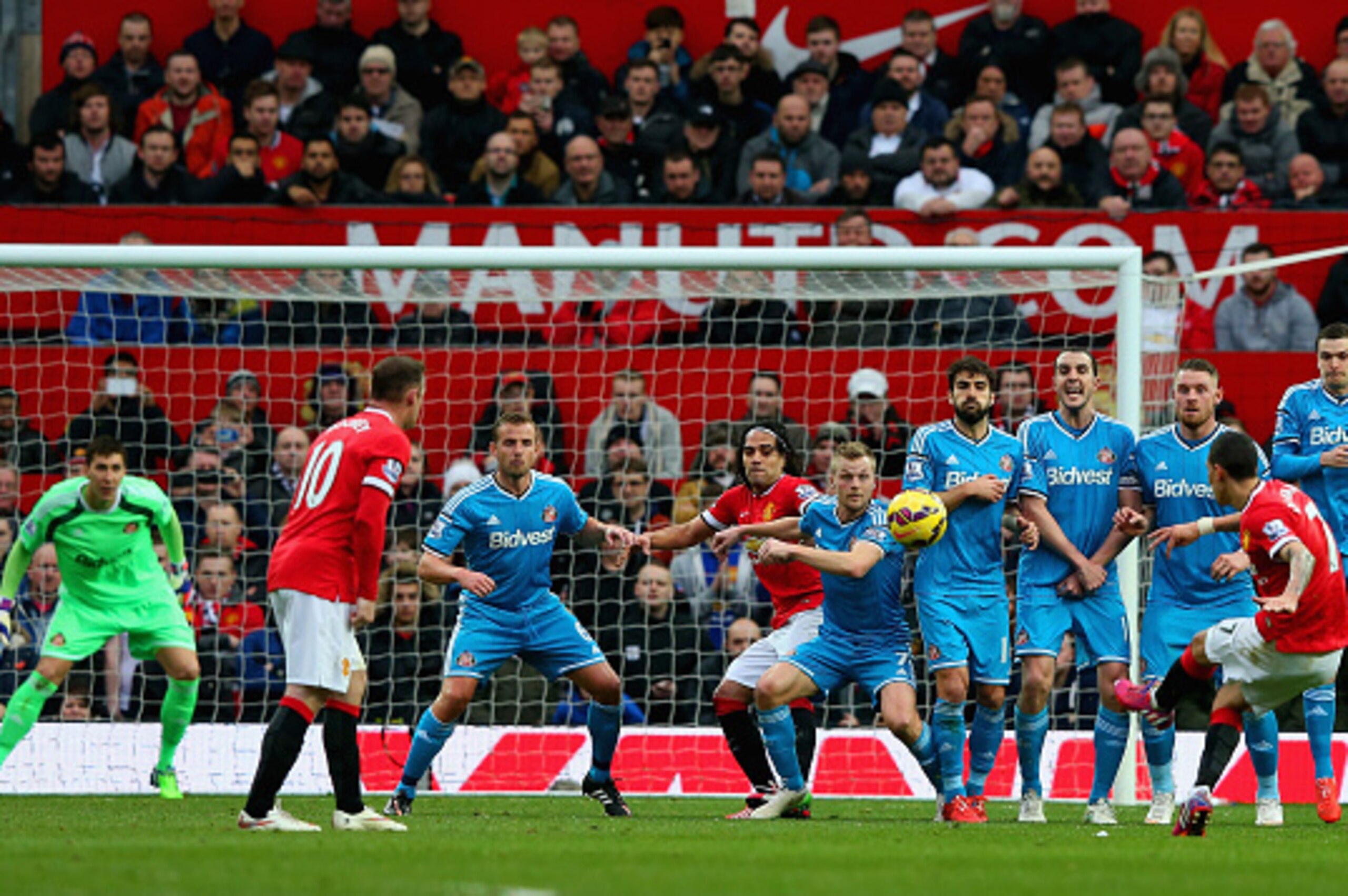 MANCHESTER, ENGLAND - FEBRUARY 28:  The Sunderland wall defend against a Angel di Maria of Manchester United freekick during the Barclays Premier League match between Manchester United and Sunderland at Old Trafford on February 28, 2015 in Manchester, Eng