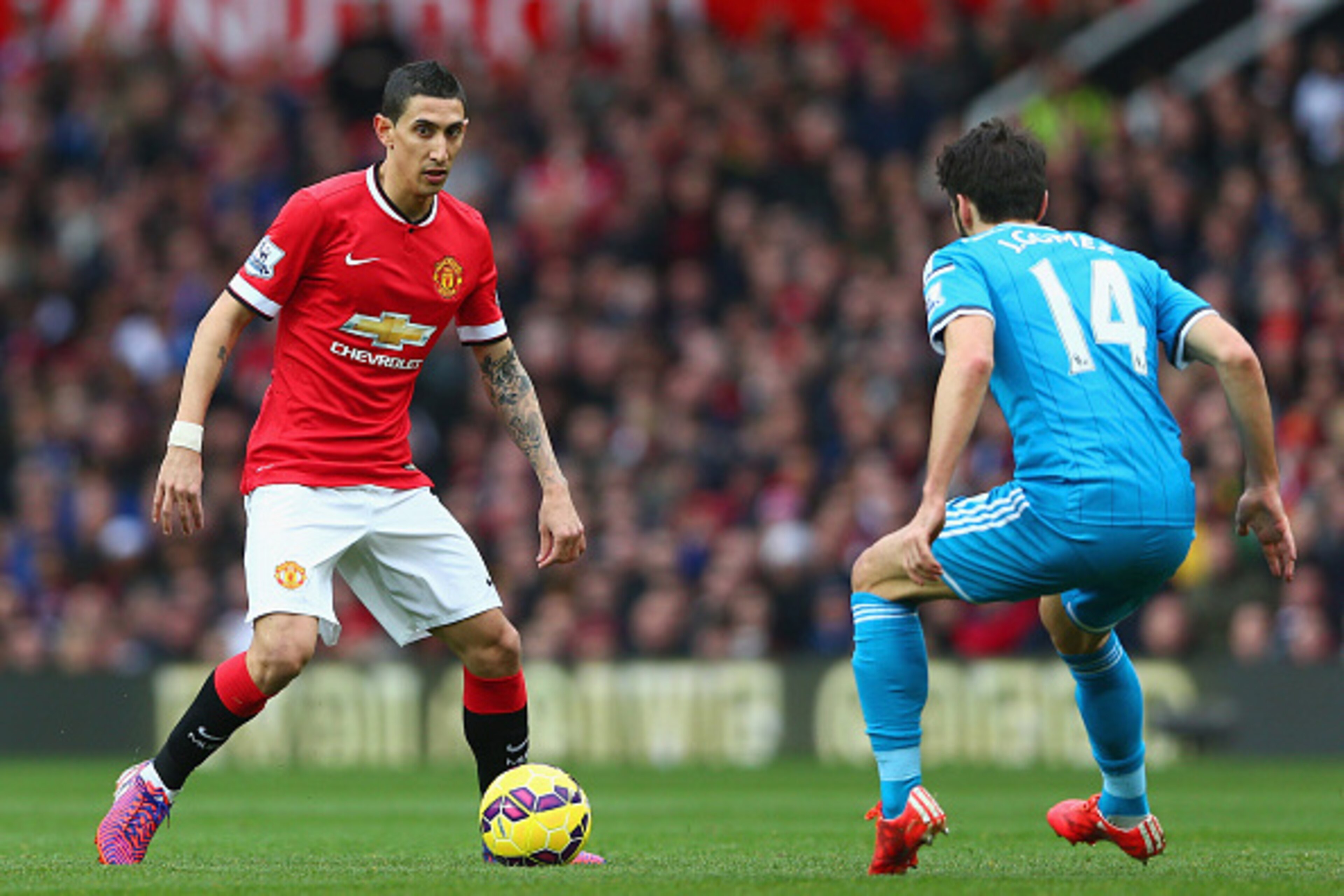 MANCHESTER, ENGLAND - FEBRUARY 28:  Angel di Maria of Manchester United is closed down by Jordi Gomez of Sunderland during the Barclays Premier League match between Manchester United and Sunderland at Old Trafford on February 28, 2015 in Manchester, Engla