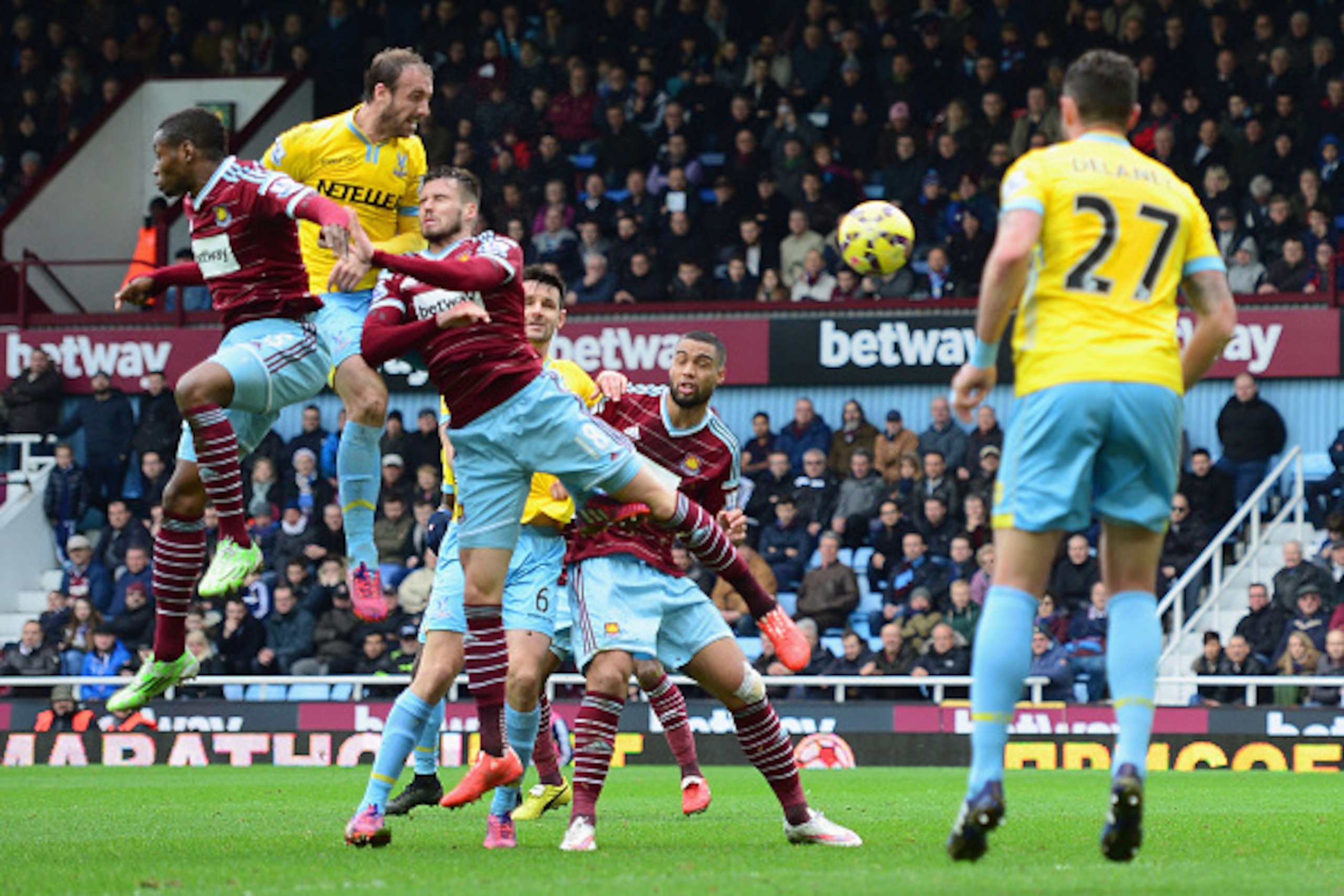 LONDON, ENGLAND - FEBRUARY 28:  Glenn Murray of Crystal Palace (2L) scores their first goal with a header during the Barclays Premier League match between West Ham United and Crystal Palace at Boleyn Ground on February 28, 2015 in London, England.  (Photo