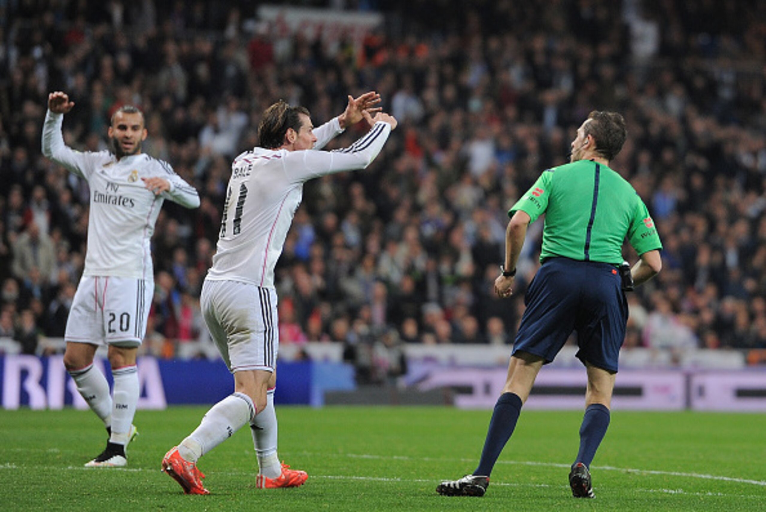 MADRID, SPAIN - MARCH 01: Gareth Bale of Real Madrid argues with referee Jose Luis Gonzalez during the La Liga match between Real Madrid and Villarreal at Estadio Santiago Bernabeu on March 1, 2015 in Madrid, Spain. (Photo by Denis Doyle/Getty Images) MADRID, SPAIN - MARCH 01: Gareth Bale of Real Madrid argues with referee Jose Luis Gonzalez during the La Liga match between Real Madrid and Villarreal at Estadio Santiago Bernabeu on March 1, 2015 in Madrid, Spain. (Photo by Denis Doyle/Getty Images)
