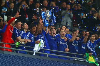 LONDON, ENGLAND - MARCH 01:  John Terry and Didier Drogba of Chelsea lift the trophy during the Capital One Cup Final match between Chelsea and Tottenham Hotspur at Wembley Stadium on March 1, 2015 in London, England.  (Photo by Clive Rose/Getty Images)