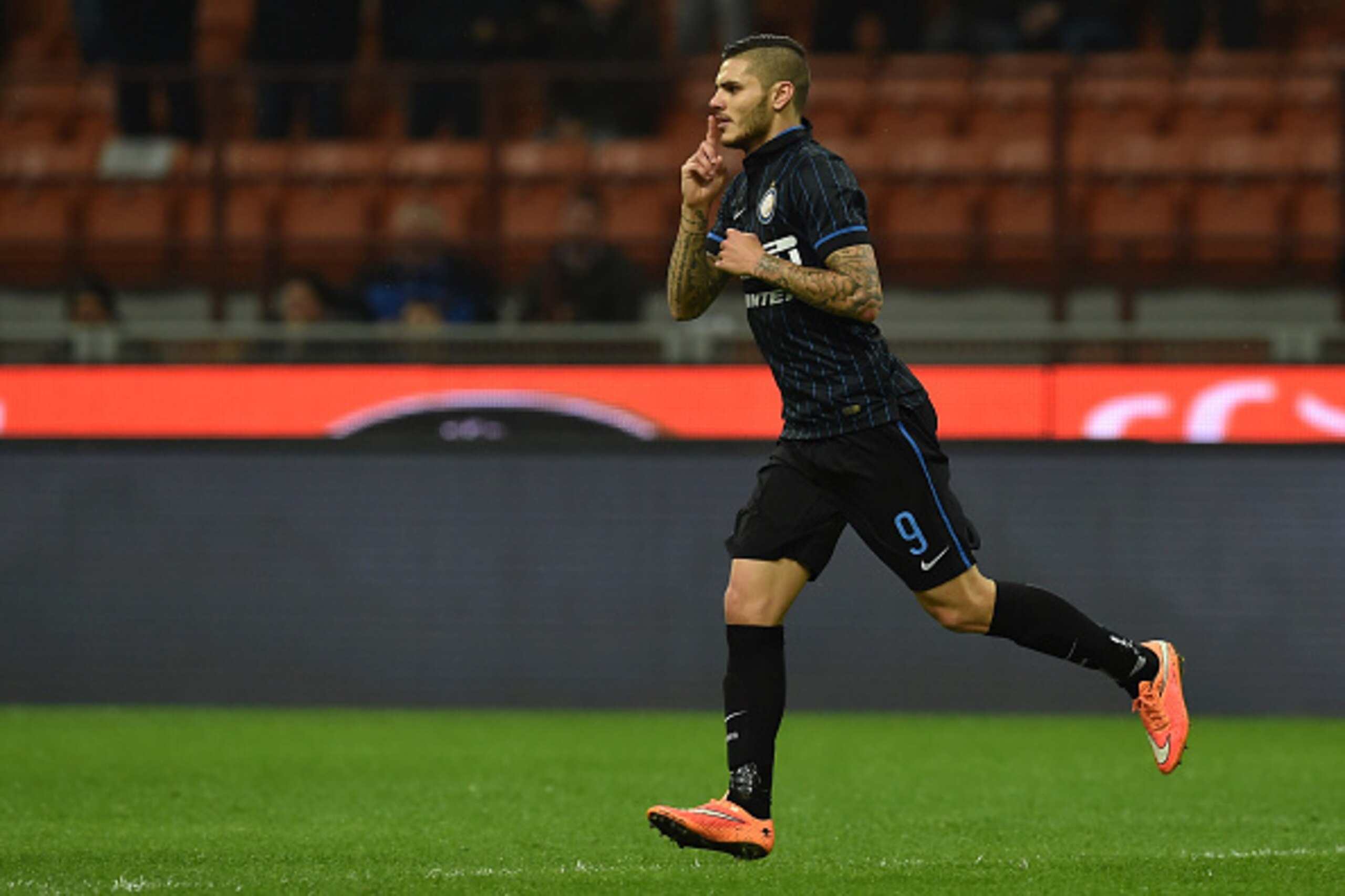 MILAN, ITALY - NOVEMBER 09:  Mauro Emanuel Icardi of FC Internazionale Milano celebrates after scoring a goal during the Serie A match between FC Internazionale Milano and Hellas Verona FC at Stadio Giuseppe Meazza on November 9, 2014 in Milan, Italy.  (P