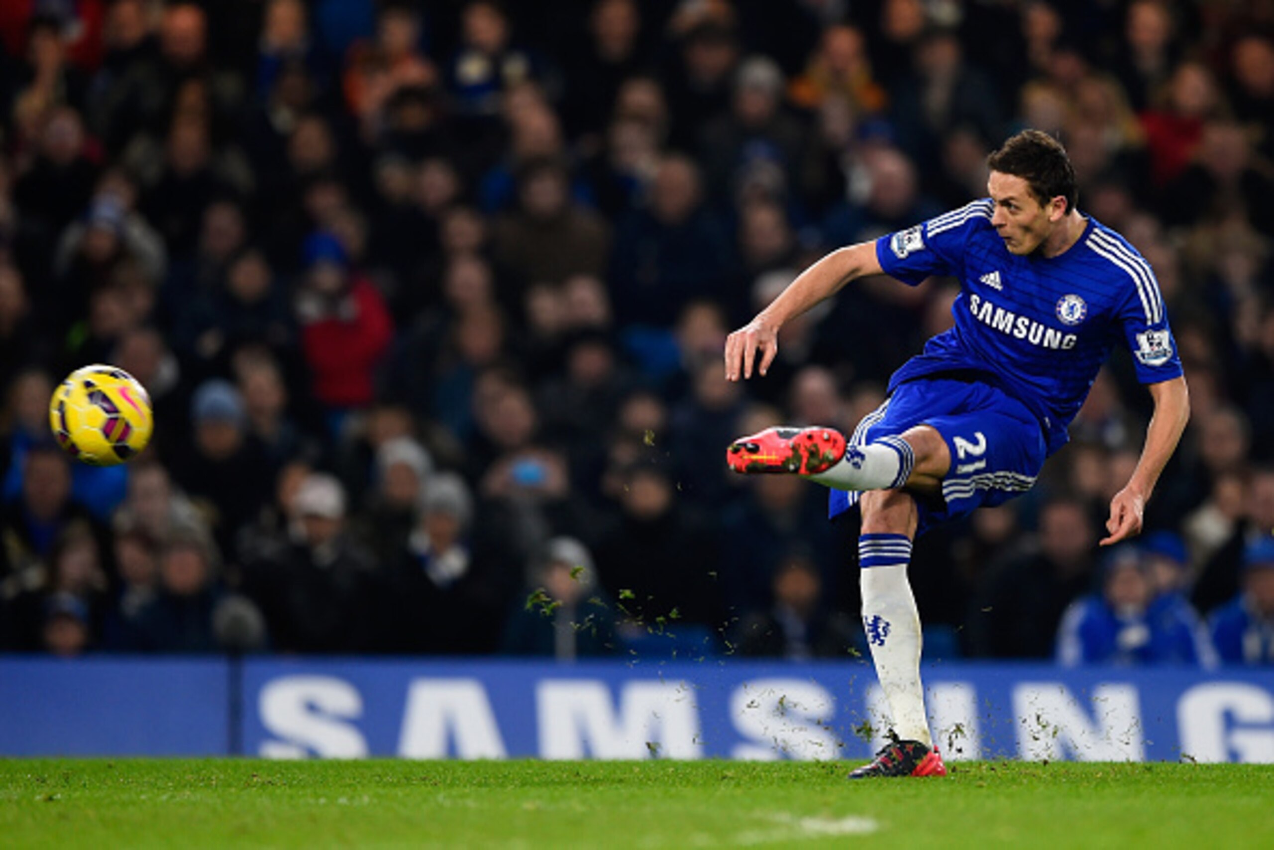 LONDON, ENGLAND - FEBRUARY 11:  Nemanja Matic of Chelsea takes a shot during the Barclays Premier League match between Chelsea and Everton at Stamford Bridge on February 11, 2015 in London, England.  (Photo by Mike Hewitt/Getty Images)