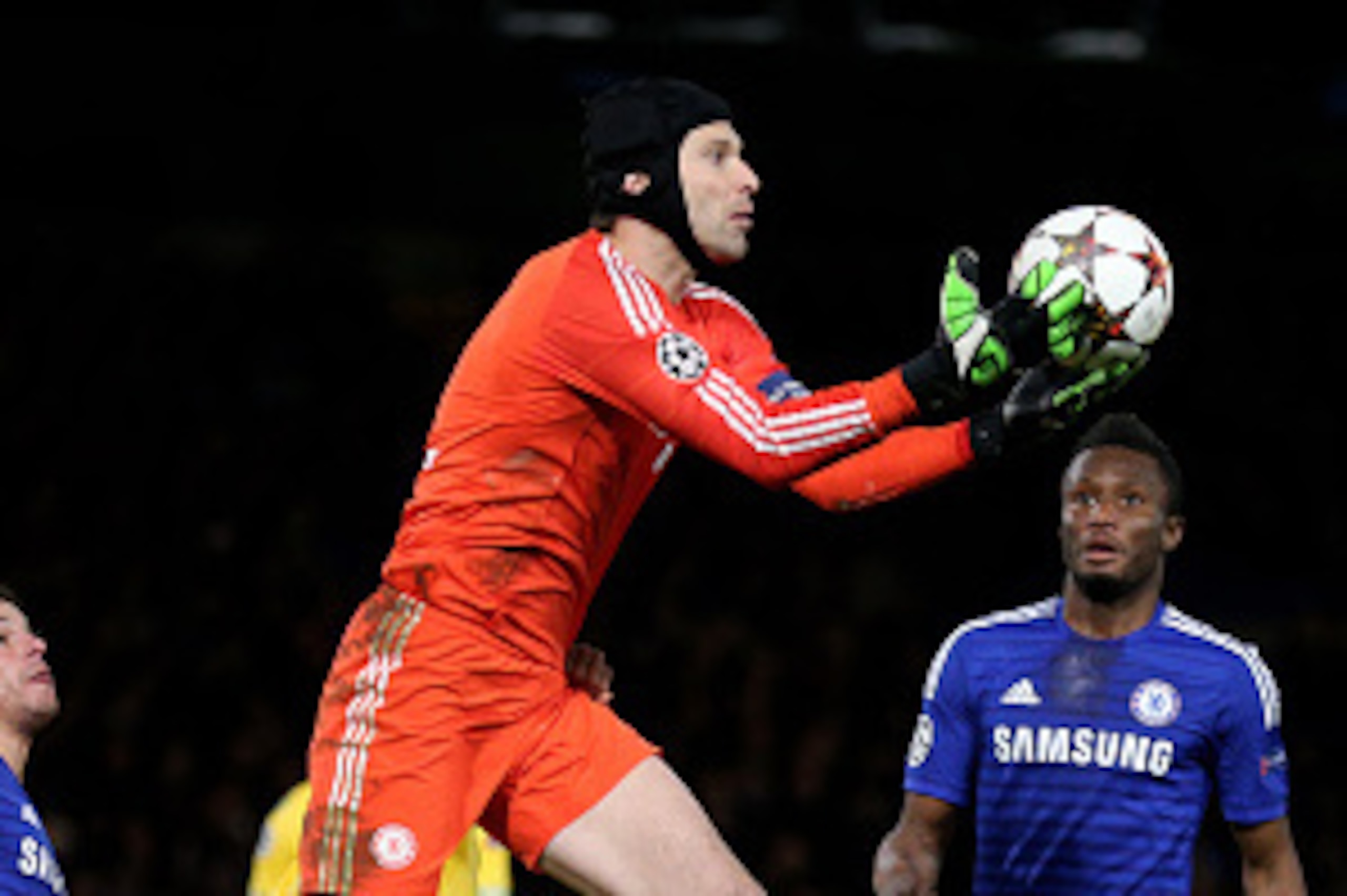 LONDON, ENGLAND - DECEMBER 10:  Petr Cech of Chelsea claims a ball during the UEFA Champions League group G match between Chelsea and Sporting Clube de Portugal at Stamford Bridge on December 10, 2014 in London, United Kingdom.  (Photo by Clive Mason/Gett