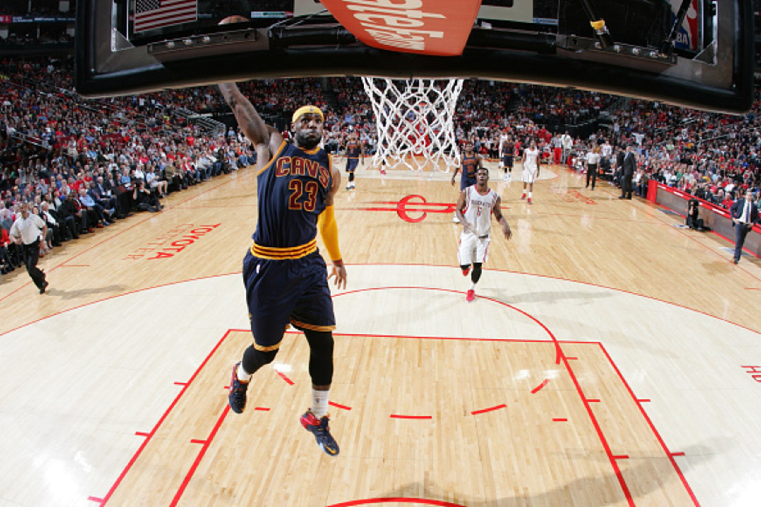 HOUSTON, TX - MARCH 1: LeBron James #23 of the Cleveland Cavaliers dunks against the Houston Rockets during the game on March 1, 2015 at the Toyota Center in Houston, Texas. NOTE TO USER: User expressly acknowledges and agrees that, by downloading and or 