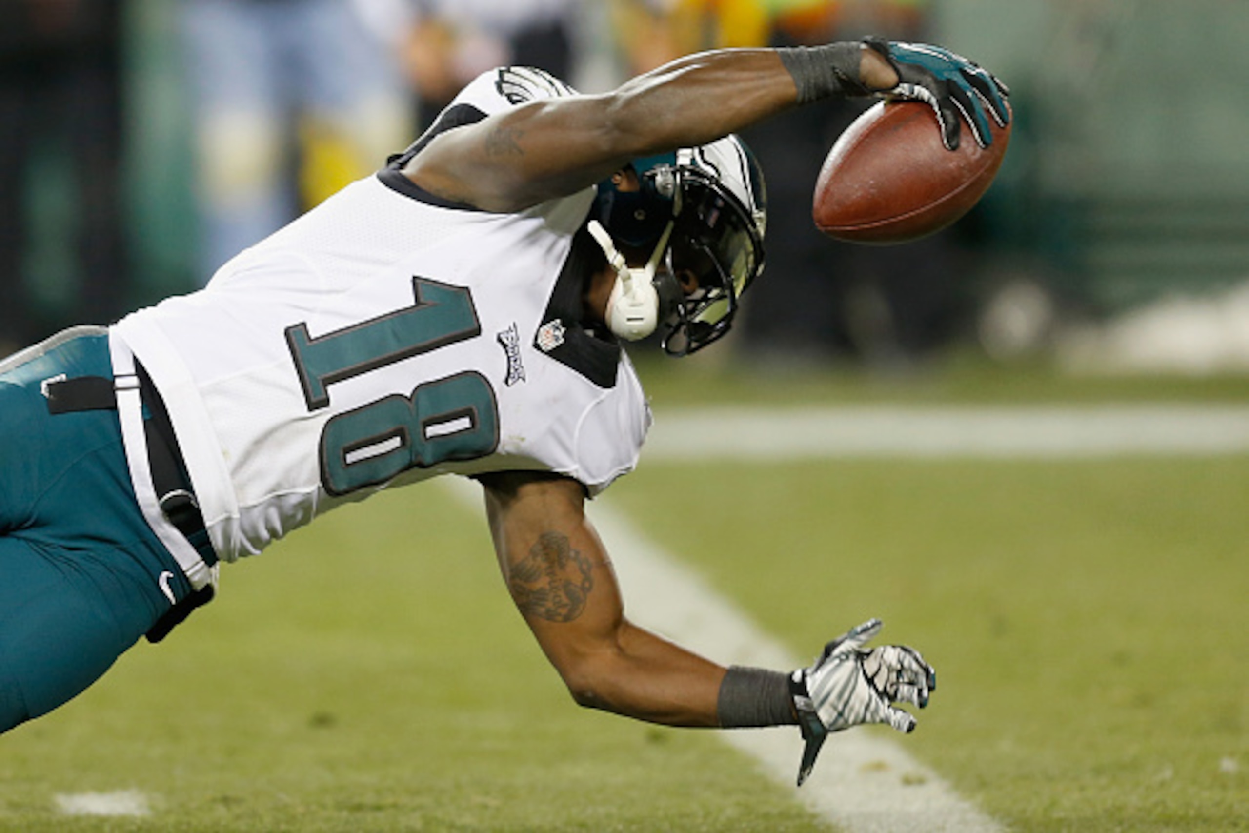 GREEN BAY, WI - NOVEMBER 16: Jeremy Maclin #18 of the Philadelphia Eagles stretches for a touchdown after a reception against the Green Bay Packers during the fourth quarter of the game at Lambeau Field on November 16, 2014 in Green Bay, Wisconsin. (Pho GREEN BAY, WI - NOVEMBER 16: Jeremy Maclin #18 of the Philadelphia Eagles stretches for a touchdown after a reception against the Green Bay Packers during the fourth quarter of the game at Lambeau Field on November 16, 2014 in Green Bay, Wisconsin. (Pho