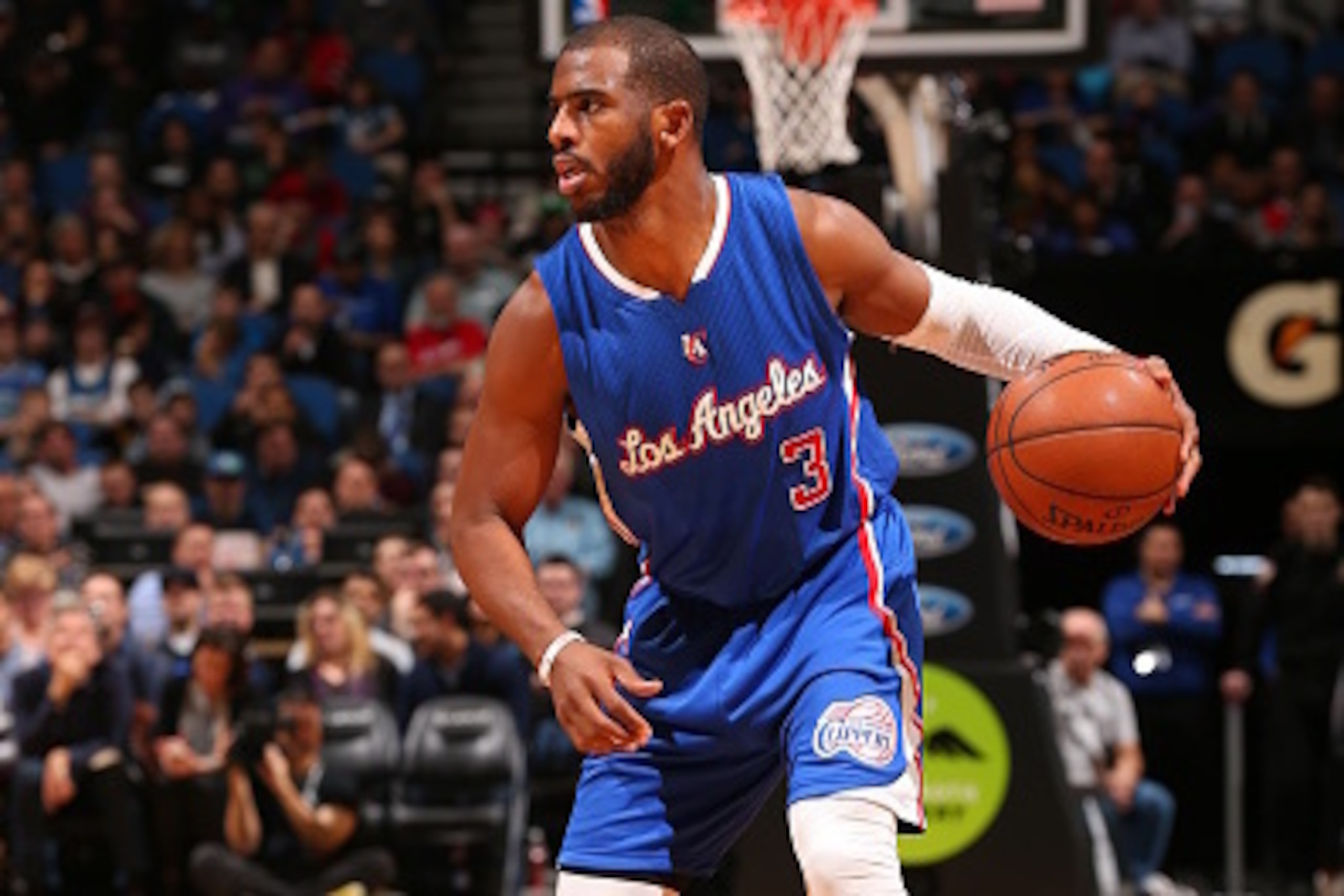 MINNEAPOLIS, MN - MARCH 2: Chris Paul #3 of the Los Angeles Clippers brings the ball up court against the Minnesota Timberwolves on March 2, 2015 at Target Center in Minneapolis, Minnesota. NOTE TO USER: User expressly acknowledges and agrees that, by do MINNEAPOLIS, MN - MARCH 2: Chris Paul #3 of the Los Angeles Clippers brings the ball up court against the Minnesota Timberwolves on March 2, 2015 at Target Center in Minneapolis, Minnesota. NOTE TO USER: User expressly acknowledges and agrees that, by do