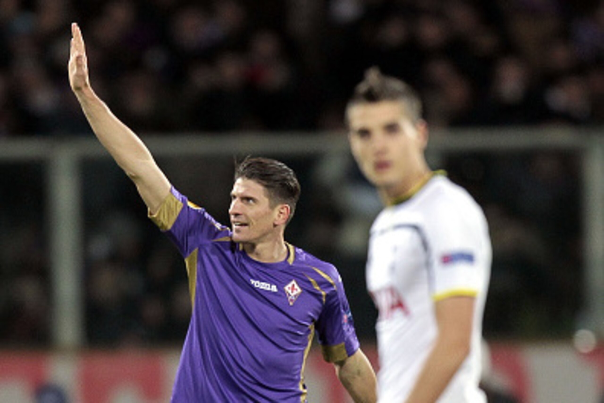 FLORENCE, ITALY - FEBRUARY 26: Mario Gomez of ACF Fiorentina celebrates after scoring a goal during the UEFA Europa League Round of 32 match between  ACF Fiorentina and Tottenham Hotspur FC at Artemio Franchi stadium on February 26, 2015 in Florence, Ital