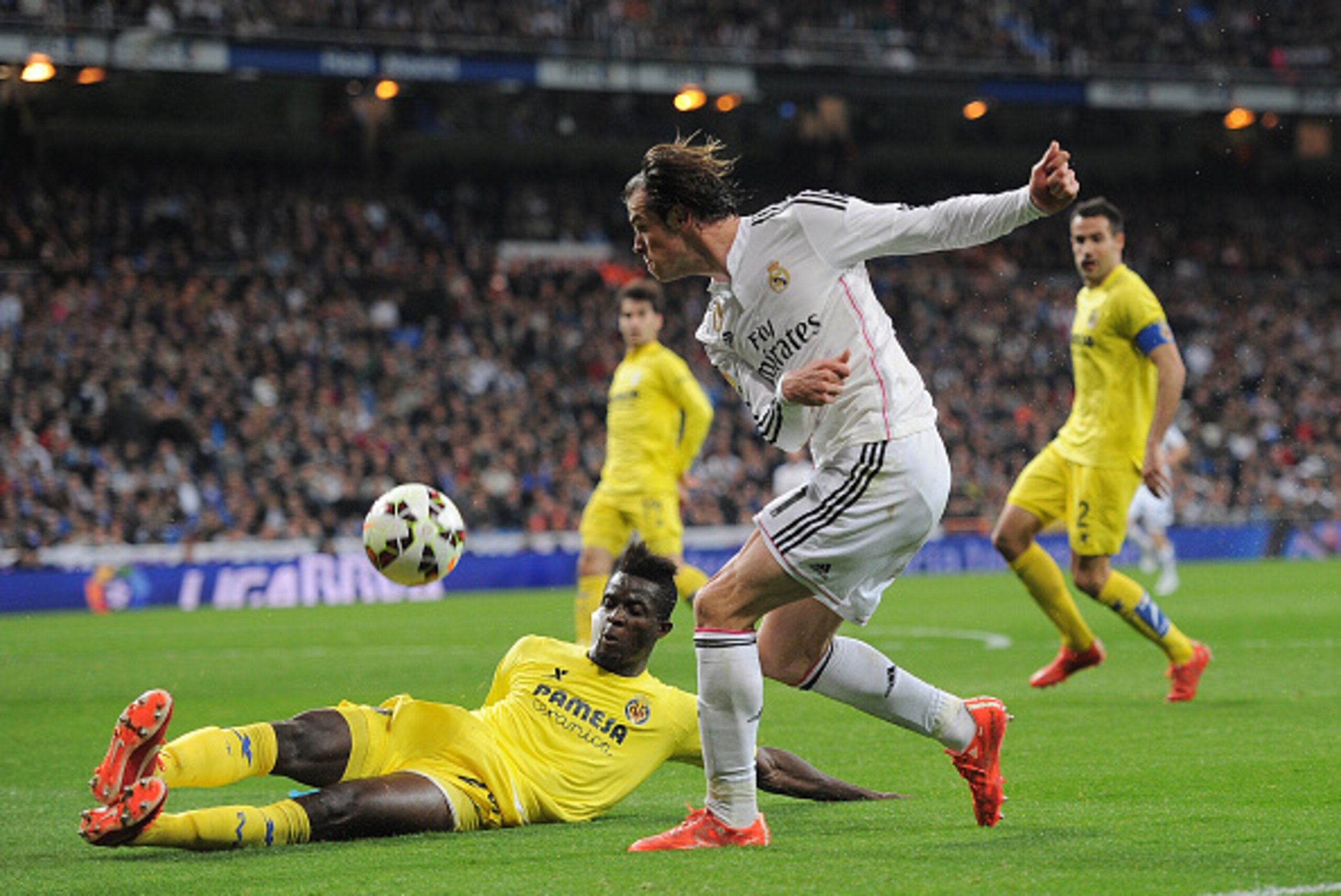 MADRID, SPAIN - MARCH 01:  Eric Bailly of Villarreal  blocks Gareth Bale of Real Madrid during the La Liga match between Real Madrid and Villarreal at Estadio Santiago Bernabeu on March 1, 2015 in Madrid, Spain.  (Photo by Denis Doyle/Getty Images)