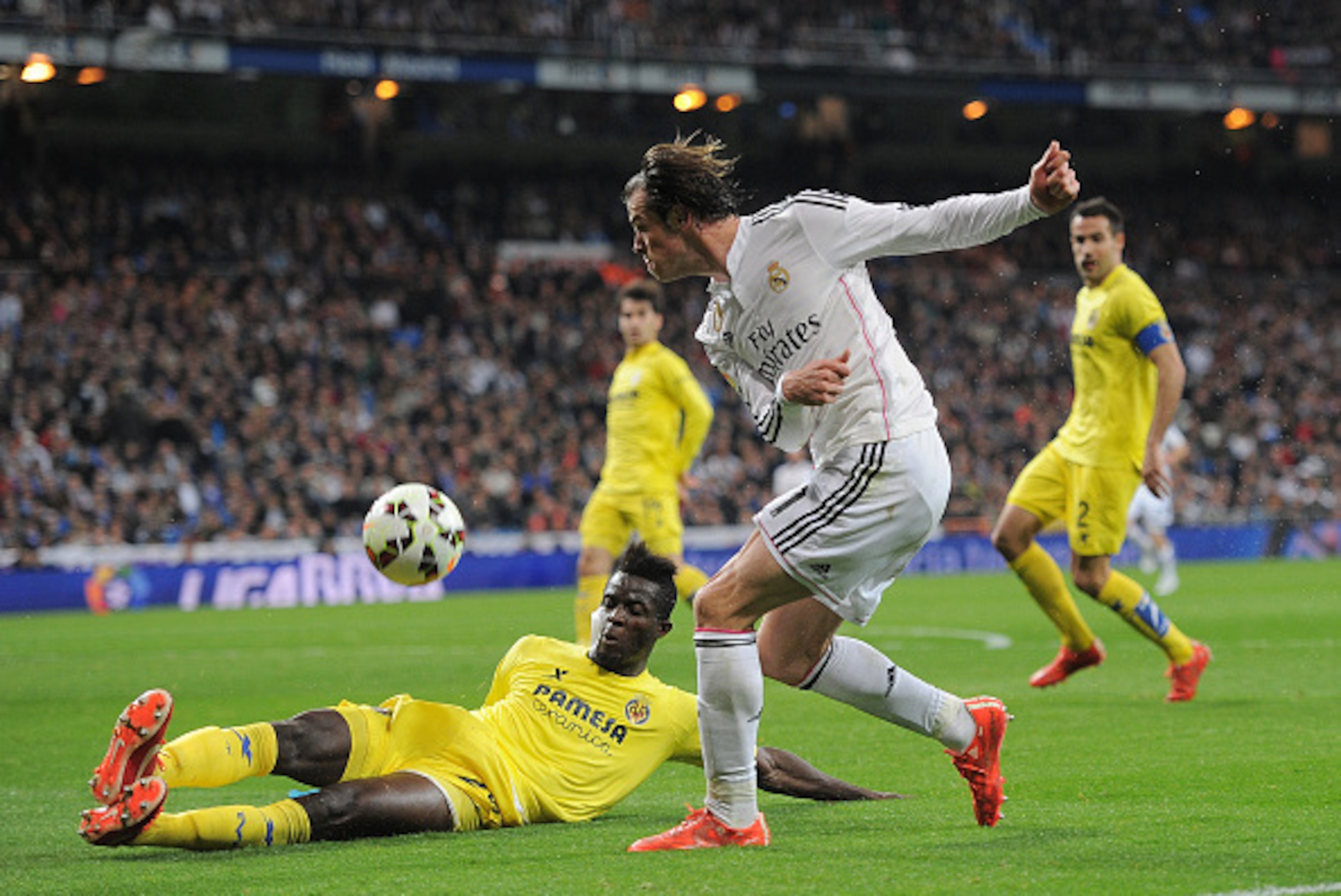 MADRID, SPAIN - MARCH 01:  Eric Bailly of Villarreal  blocks Gareth Bale of Real Madrid during the La Liga match between Real Madrid and Villarreal at Estadio Santiago Bernabeu on March 1, 2015 in Madrid, Spain.  (Photo by Denis Doyle/Getty Images)