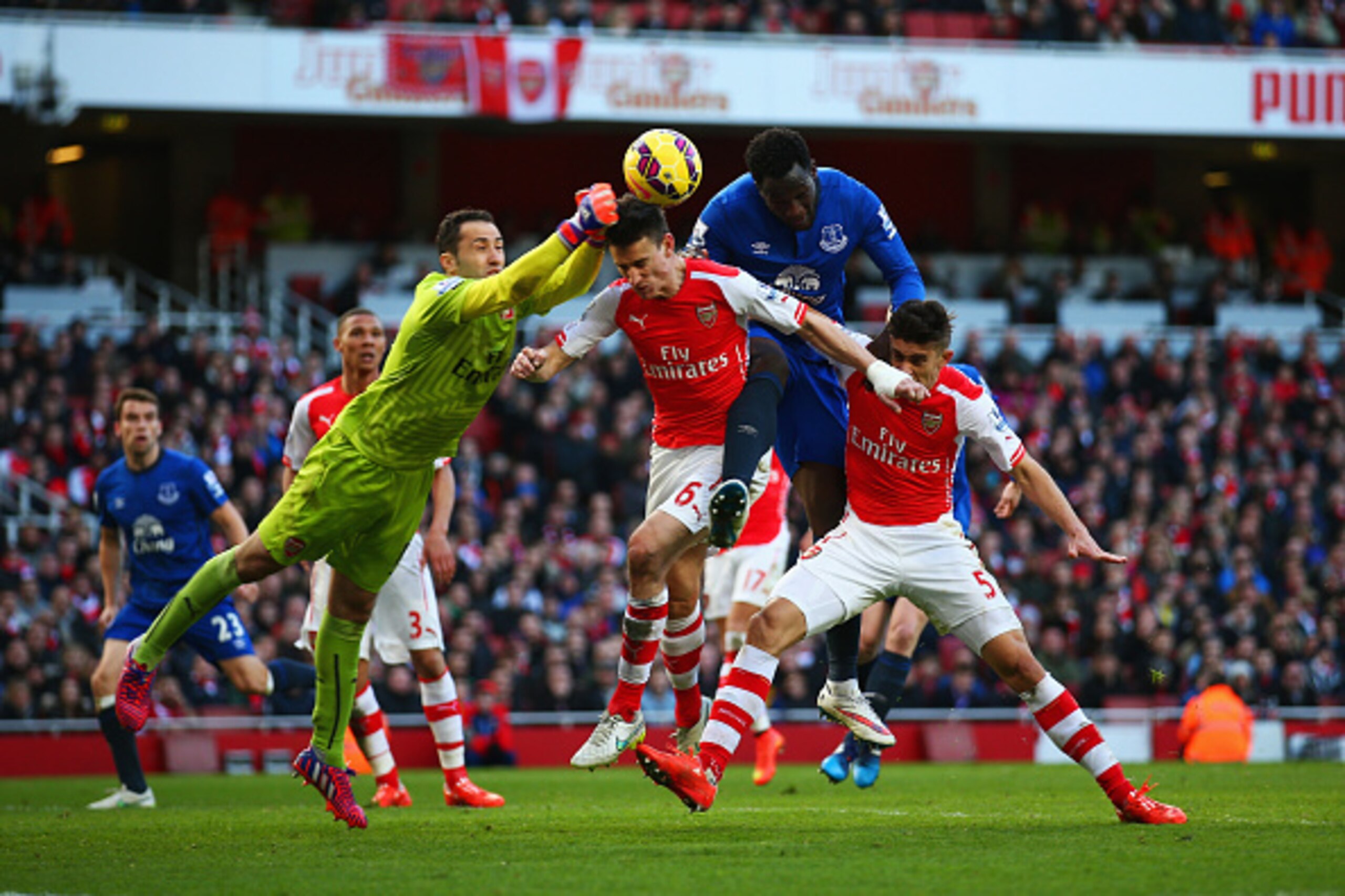 LONDON, ENGLAND - MARCH 01:  David Ospina and Laurent Koscielny of Arsenal defend against Romelu Lukaku of Everton  during the Barclays Premier League match between Arsenal and Everton at Emirates Stadium on March 1, 2015 in London, England.  (Photo by Pa