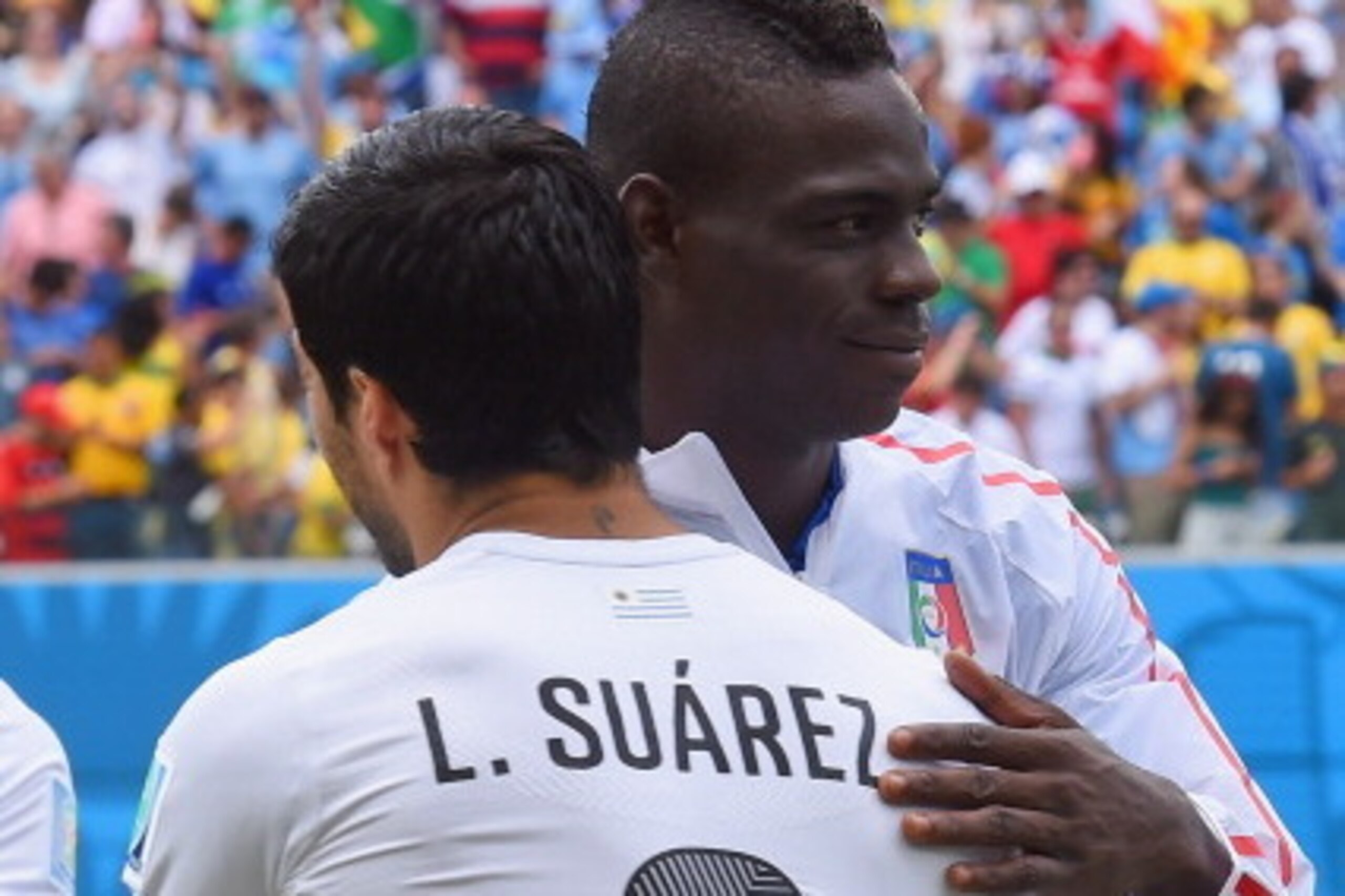 NATAL, BRAZIL - JUNE 24:  Mario Balotelli of Italy greets Luis Suarez of Uruguay prior to the 2014 FIFA World Cup Brazil Group D match between Italy and Uruguay at Estadio das Dunas on June 24, 2014 in Natal, Brazil.  (Photo by Claudio Villa/Getty Images)