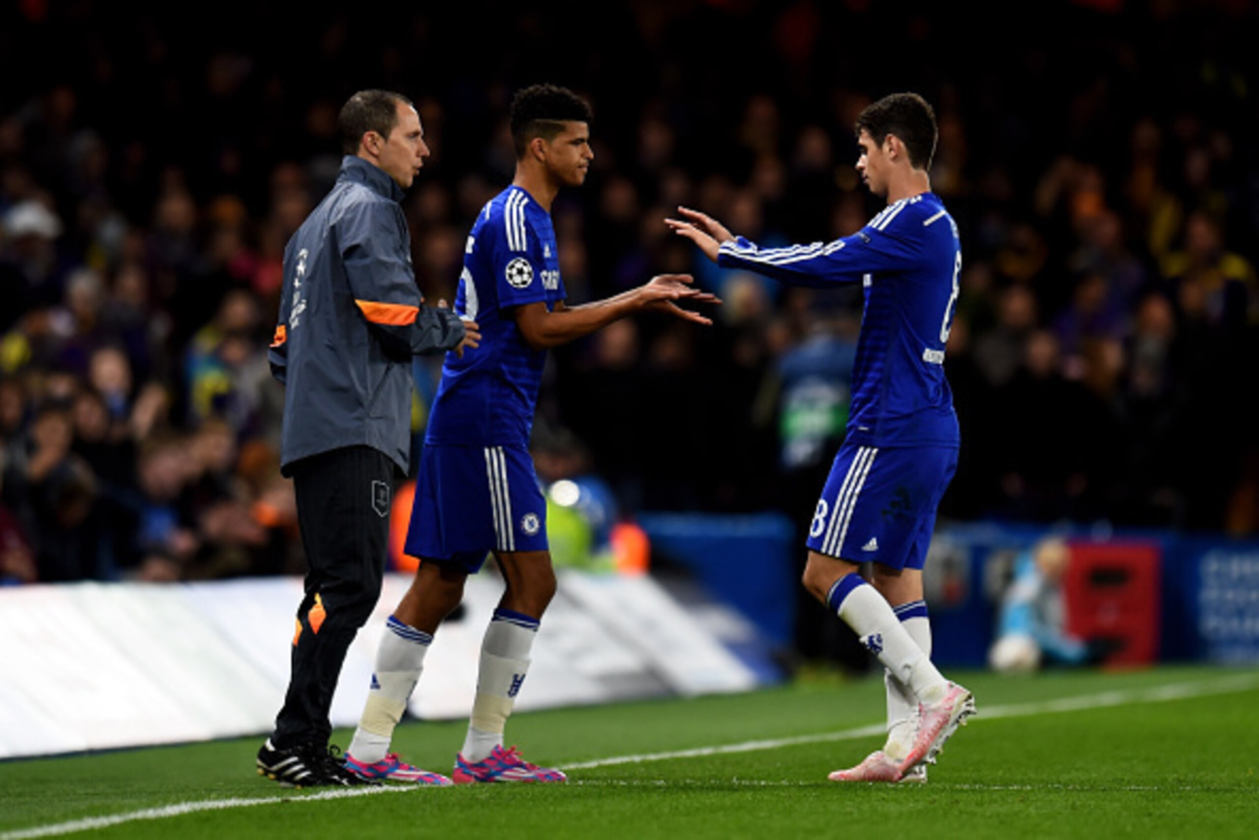 LONDON, ENGLAND - OCTOBER 21:  Dominic Solanke of Chelsea (L) comes on as a second half substitute for Oscar of Chelsea during the UEFA Champions League Group G match between Chelsea FC and NK Maribor at Stamford Bridge on October 21, 2014 in London, Unit