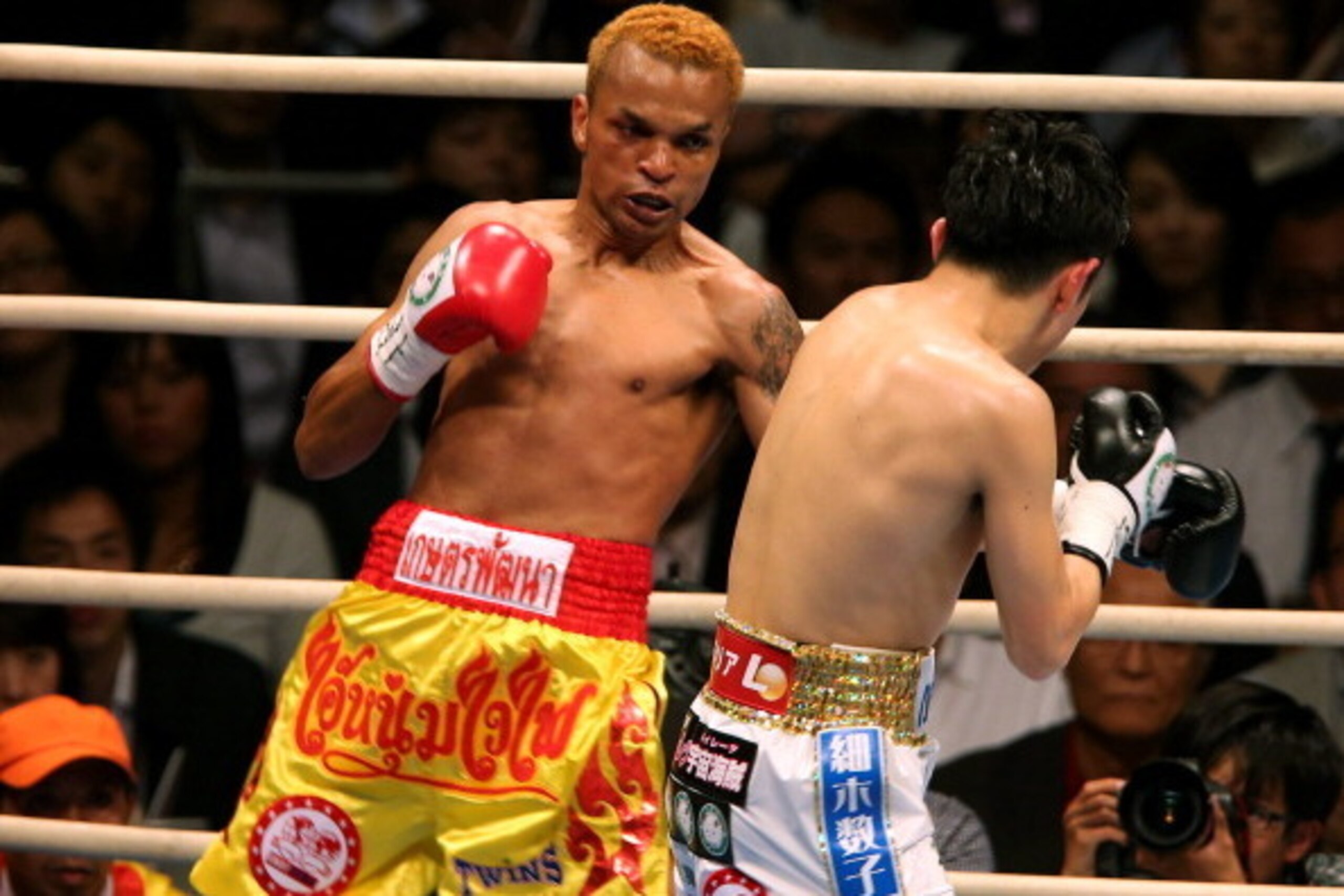 OSAKA, JAPAN - MAY 07:  Amnat Ruenroeng (L) of Thailand exchanges punches with Kazuto Ioka of Japan during the IBF minimum weight title bout between Kazuto Ioka of Japan and Amnat Ruenroeng of Thailand at the Bodymaker Colosseum on May 7, 2014 in Osaka, J