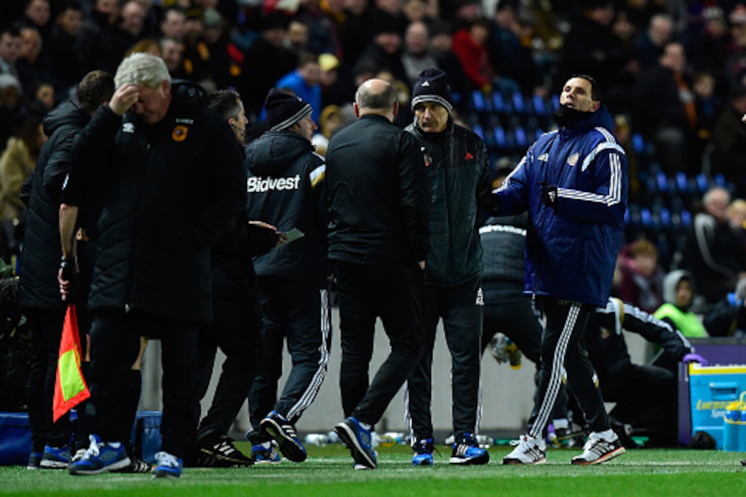 HULL, ENGLAND - MARCH 03:  Hull manager Steve Bruce (l) looks away as Sunderland manager Gus Poyet (2nd right) argues after Poyet is sent to the stand during the Barclays Premier League match between Hull City and Sunderland at KC Stadium on March 3, 2015