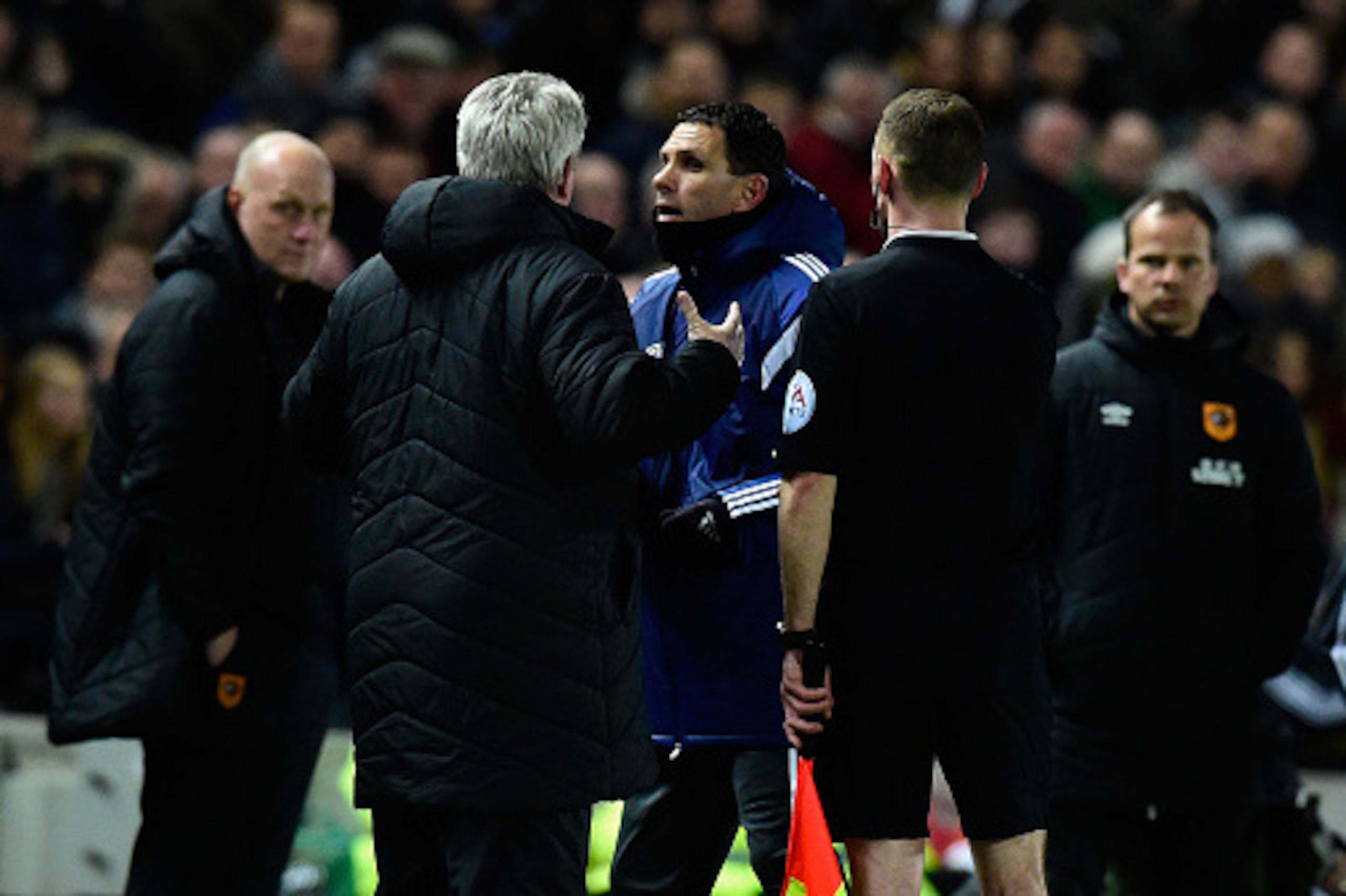HULL, ENGLAND - MARCH 03:  Hull manager Steve Bruce (l) and Sunderland manager Gus Poyet argue after Poyet is sent to the stand during the Barclays Premier League match between Hull City and Sunderland at KC Stadium on March 3, 2015 in Hull, England.  (Ph