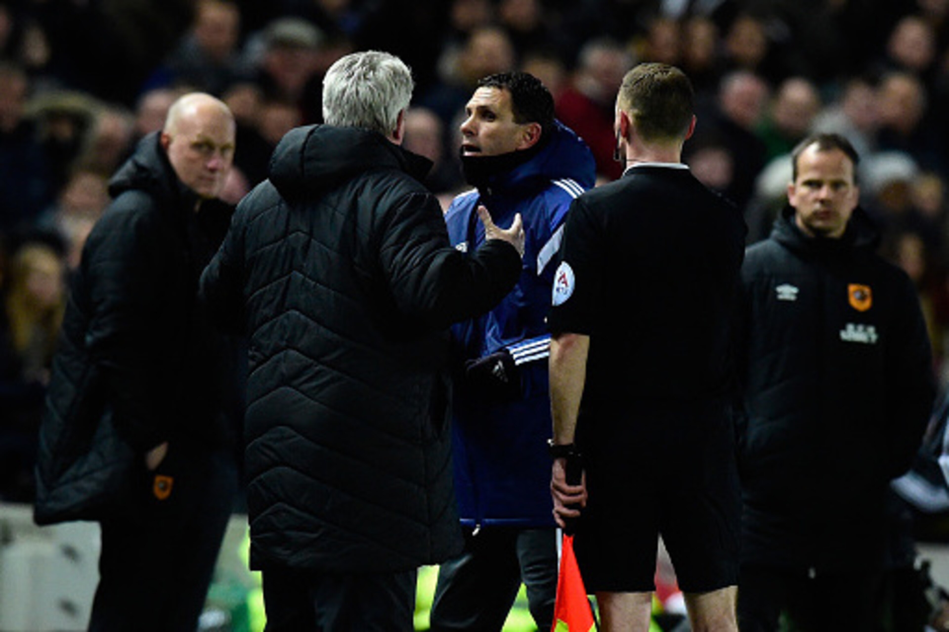 HULL, ENGLAND - MARCH 03:  Hull manager Steve Bruce (l) and Sunderland manager Gus Poyet argue after Poyet is sent to the stand during the Barclays Premier League match between Hull City and Sunderland at KC Stadium on March 3, 2015 in Hull, England.  (Ph