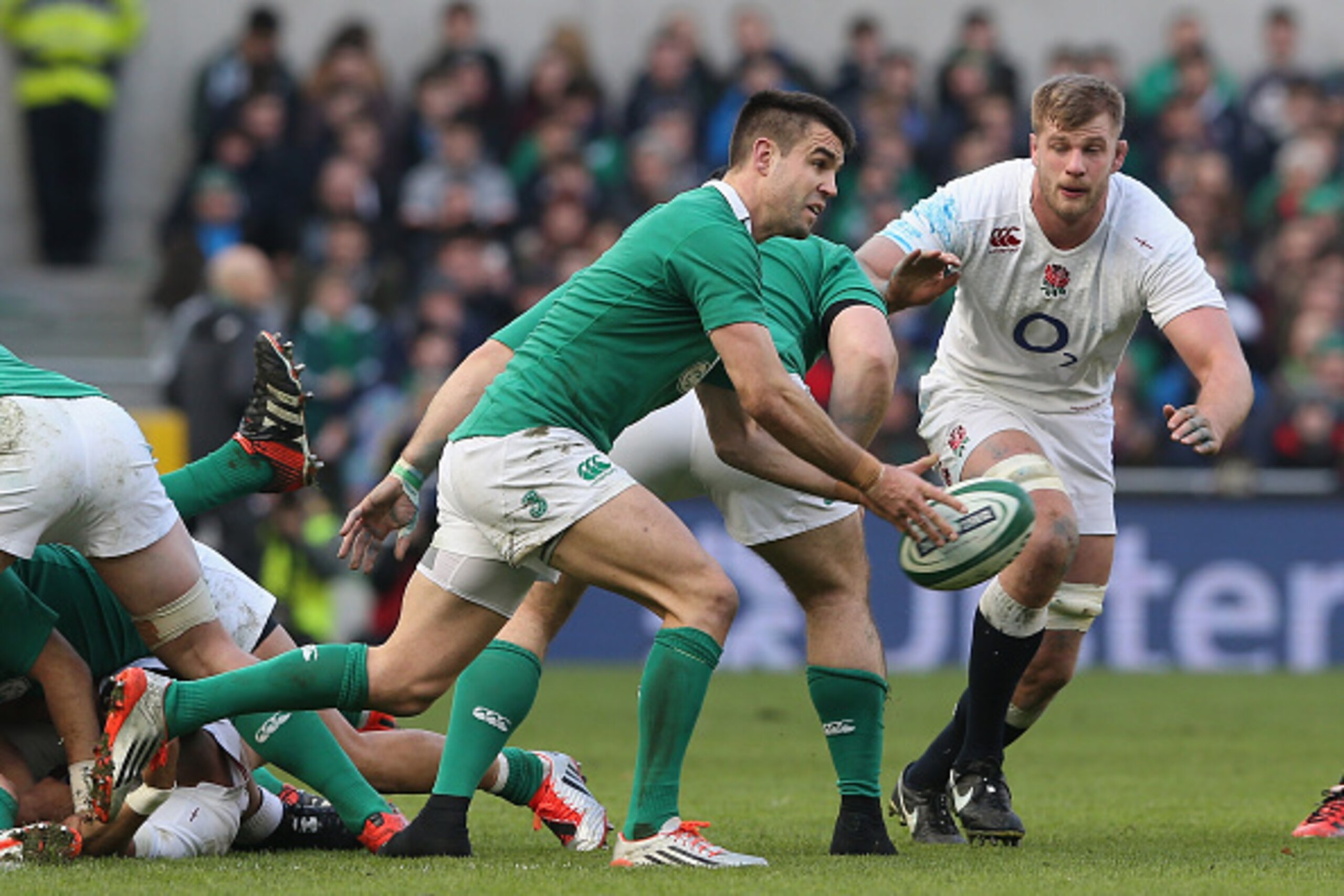 DUBLIN, IRELAND - MARCH 01:  Conor Murray of Ireland passes the ball during the RBS Six Nations match between Ireland and England at the Aviva Stadium on March 1, 2015 in Dublin, Ireland.  (Photo by David Rogers/Getty Images)