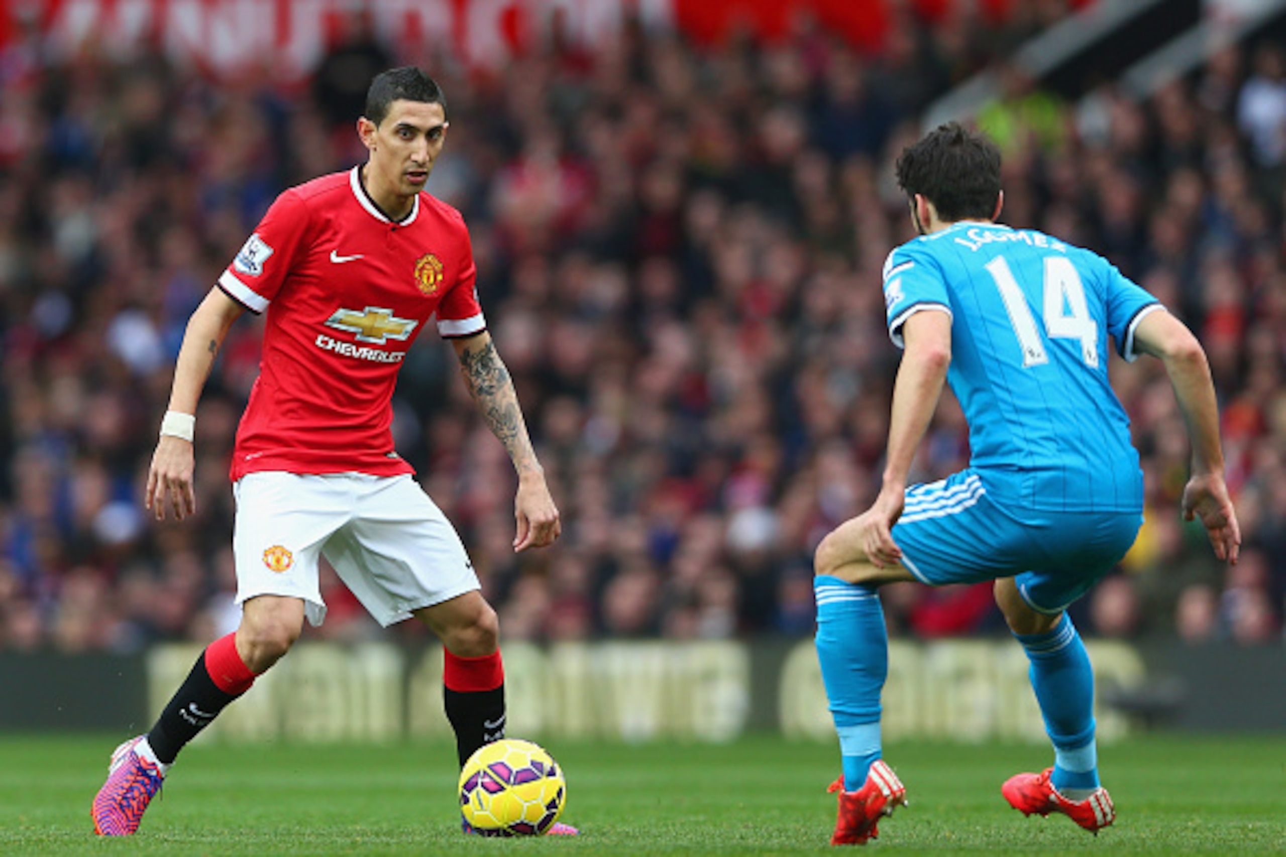 MANCHESTER, ENGLAND - FEBRUARY 28:  Angel di Maria of Manchester United is closed down by Jordi Gomez of Sunderland during the Barclays Premier League match between Manchester United and Sunderland at Old Trafford on February 28, 2015 in Manchester, Engla