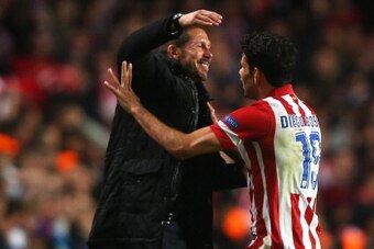 LONDON, ENGLAND - APRIL 30:  Diego Costa (R) of Club Atletico de Madrid celebrates his goal with Diego Simeone, coach of Club Atletico de Madrid during the UEFA Champions League semi-final second leg match between Chelsea and Club Atletico de Madrid at St