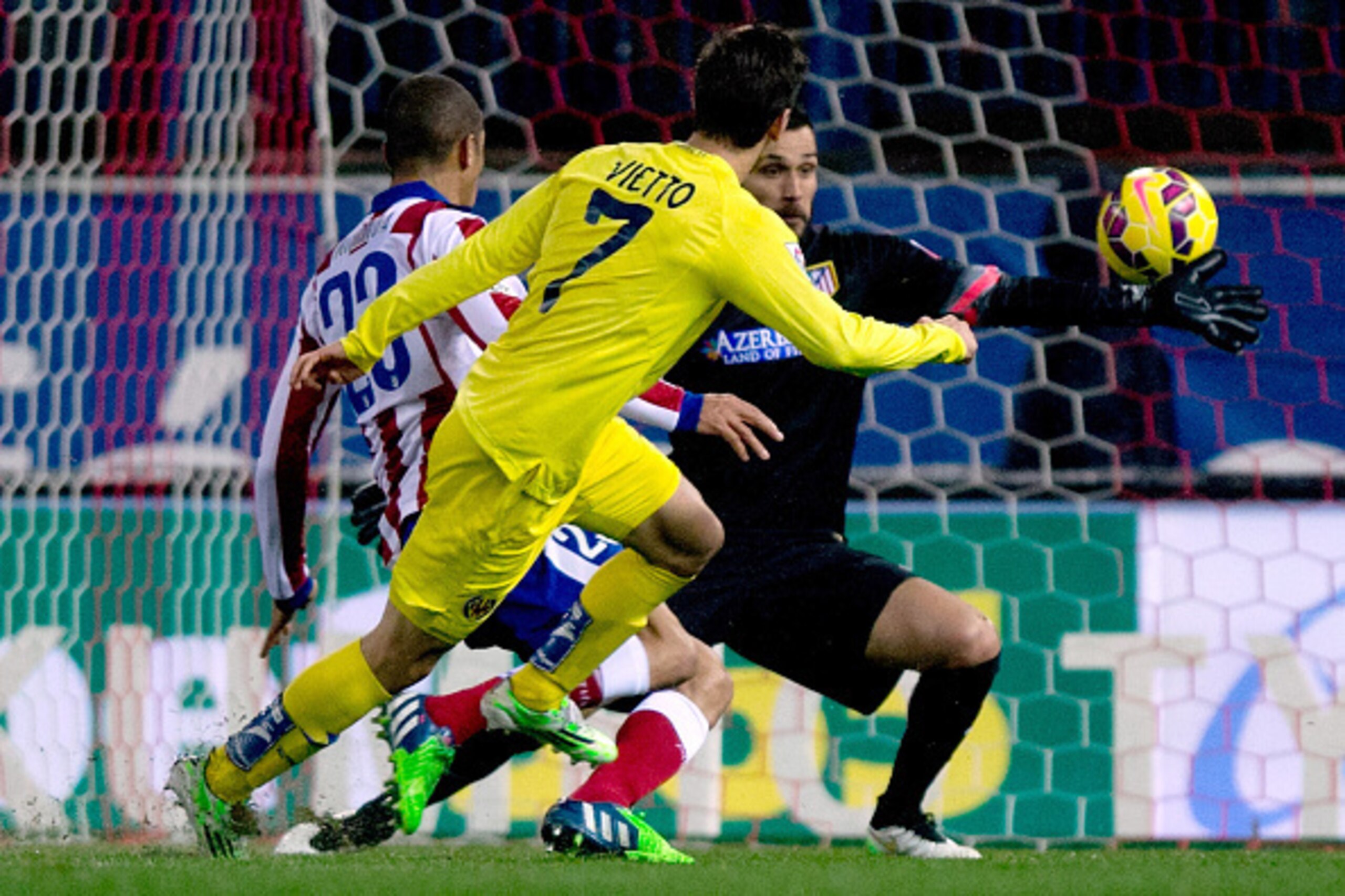 MADRID, SPAIN - DECEMBER 14: Luciano Dario Vietto (2ndR) of Villarreal CF scores their opening goal against goalkeeper Miguel Angel Moya (R) during the La Liga match between Club Atletico de Madrid and Villarreal CF at Vicente Calderon Stadium on Decembe MADRID, SPAIN - DECEMBER 14: Luciano Dario Vietto (2ndR) of Villarreal CF scores their opening goal against goalkeeper Miguel Angel Moya (R) during the La Liga match between Club Atletico de Madrid and Villarreal CF at Vicente Calderon Stadium on Decembe