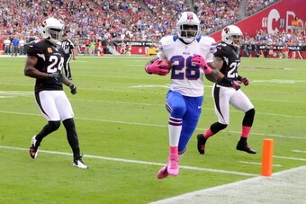 GLENDALE, AZ - OCTOBER 14:  C.J. Spiller #28 of the Buffalo Bills scores a touchdown against the Arizona Cardinals at University of Phoenix Stadium on October 14, 2012 in Glendale, Arizona.  (Photo by Norm Hall/Getty Images)