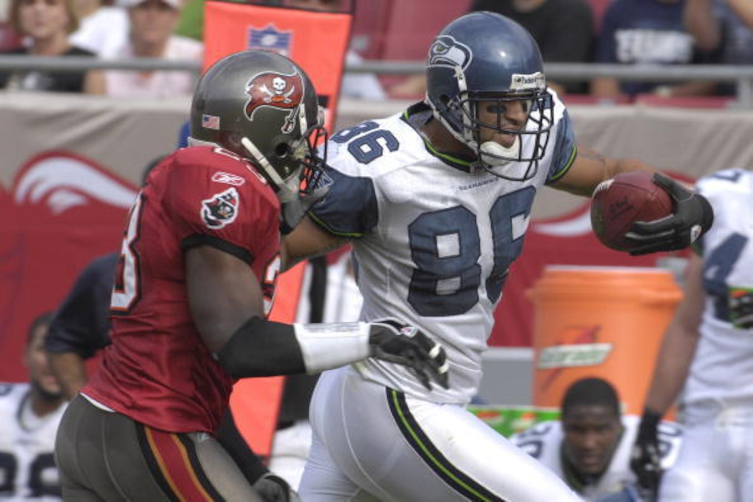 Seattle Seahawks  tight end Jerramy Stevens rushes up the sidelines after catching a pass against the Tampa Bay Buccaneers at Raymond James Stadium in Tampa, Florida, December 31, 2006.  (Photo by Al Messerschmidt/Getty Images)