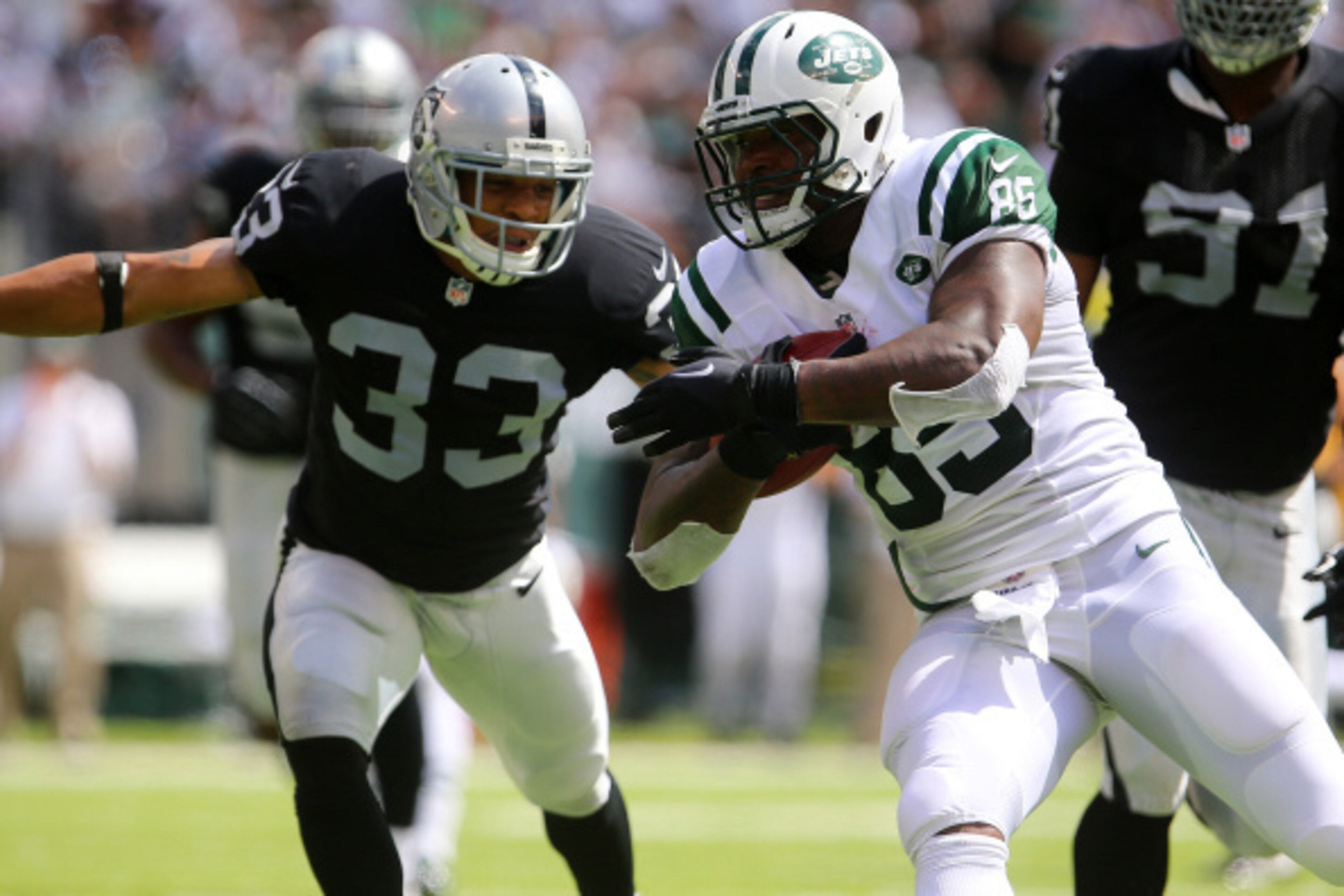 EAST RUTHERFORD, NJ - SEPTEMBER 07: Tight end Jeff Cumberland #85 of the New York Jets runs after a catch against Tyvon Branch #33 of the Oakland Raiders in the second quarter at MetLife Stadium on September 7, 2014 in East Rutherford, New Jersey. (Ph EAST RUTHERFORD, NJ - SEPTEMBER 07: Tight end Jeff Cumberland #85 of the New York Jets runs after a catch against Tyvon Branch #33 of the Oakland Raiders in the second quarter at MetLife Stadium on September 7, 2014 in East Rutherford, New Jersey. (Ph