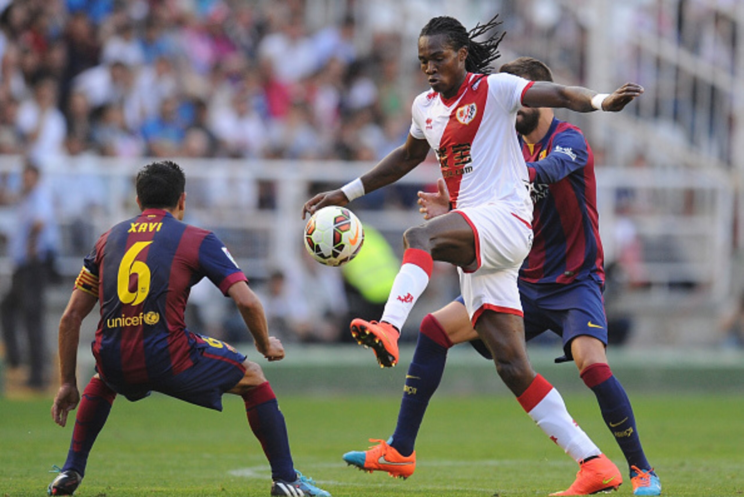 MADRID, SPAIN - OCTOBER 04:  Mateus Contreiras Manucho of Rayo Vallecano de Madrid takes on Xavi Hernandez of FC Barcelona during the La Liga match between Rayo Vallecano de Madrid and FC Barcelona at Estadio Teresa Rivero on October 4, 2014 in Madrid, Sp