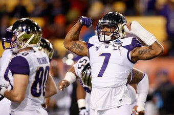 TEMPE, AZ - JANUARY 02:  Linebacker Shaq Thompson #7 of the Washington Huskies flexes as he warms up before the TicketCity Cactus Bowl against the Oklahoma State Cowboys at Sun Devil Stadium on January 2, 2015 in Tempe, Arizona.  (Photo by Christian Peter