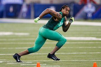 INDIANAPOLIS, IN - FEBRUARY 22: Linebacker Shaq Thompson of Washington competes during the 2015 NFL Scouting Combine at Lucas Oil Stadium on February 22, 2015 in Indianapolis, Indiana. (Photo by Joe Robbins/Getty Images)