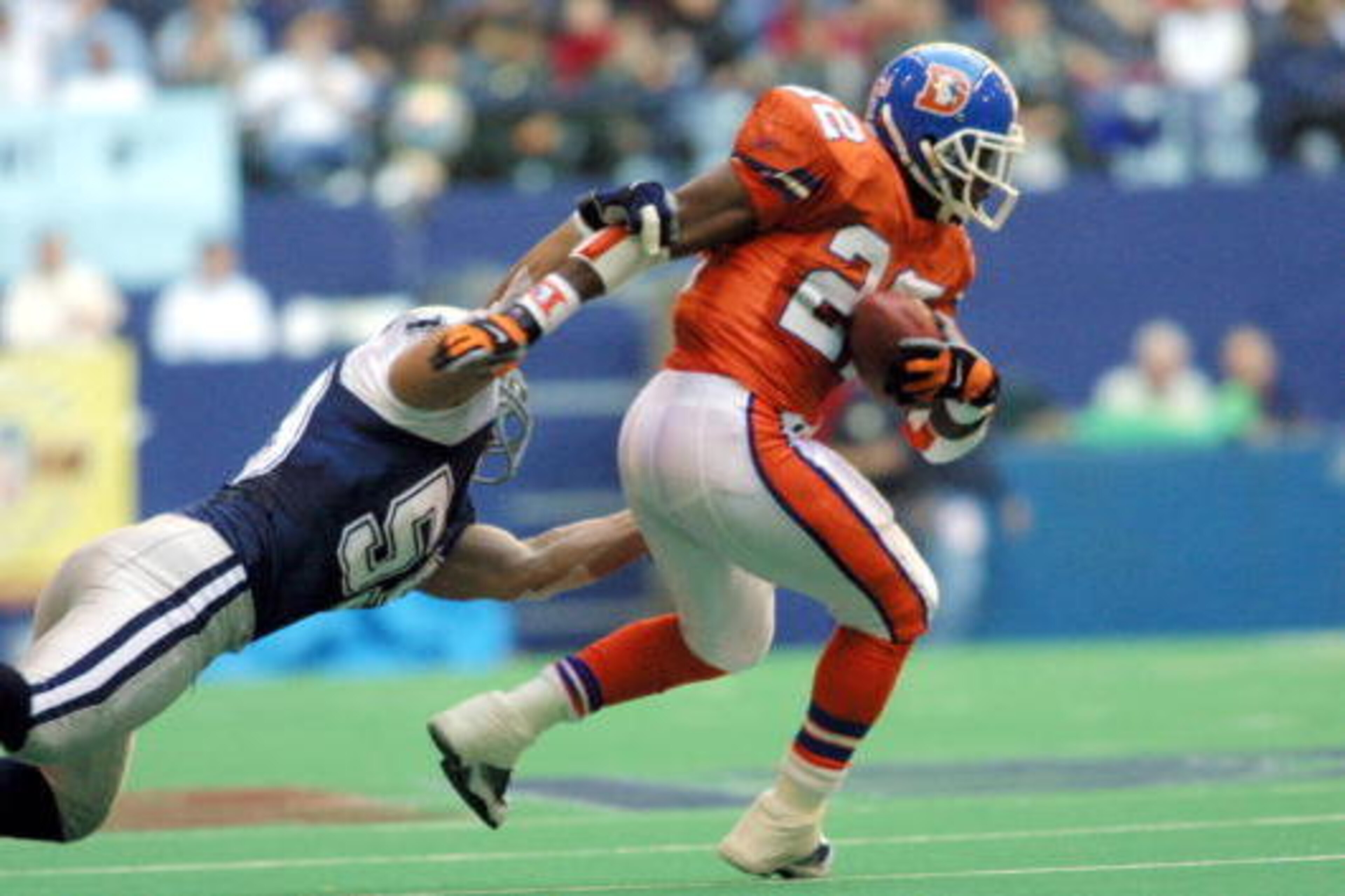 22 Nov 2001:   Running back Olandis Gary #22 of the Denver Broncos runs the ball against Dat Nguyen #59 of the Dallas Cowboys during the second half at Texas Stadium in Irving, Texas.   DIGITAL IMAGE  Mandatory Credit: Ronald Martinez/ALLSPORT