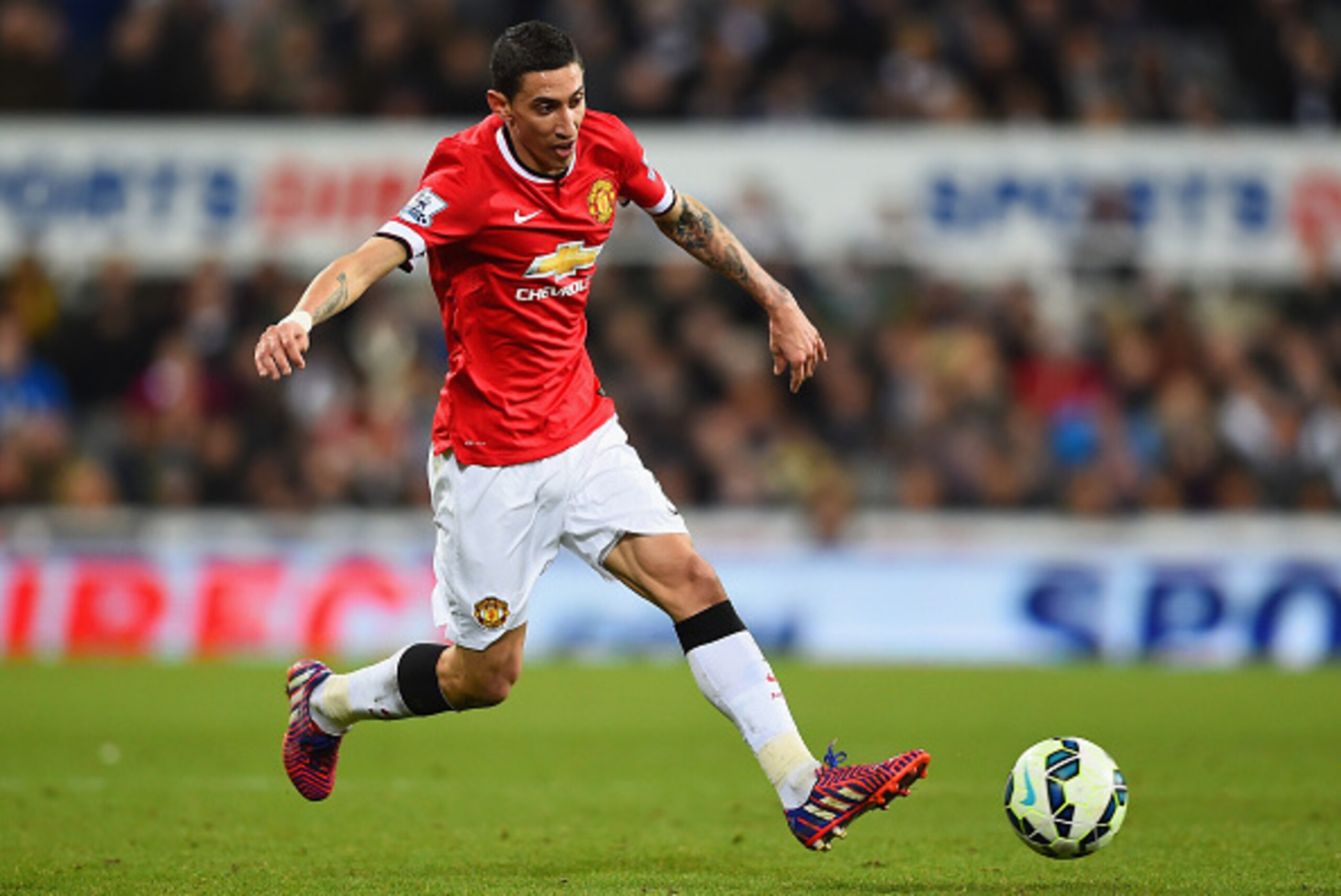 NEWCASTLE UPON TYNE, ENGLAND - MARCH 04: Angel di Maria of Manchester United on the ball during the Barclays Premier League match between Newcastle United and Manchester United at St James' Park on March 4, 2015 in Newcastle upon Tyne, England.  (Photo by