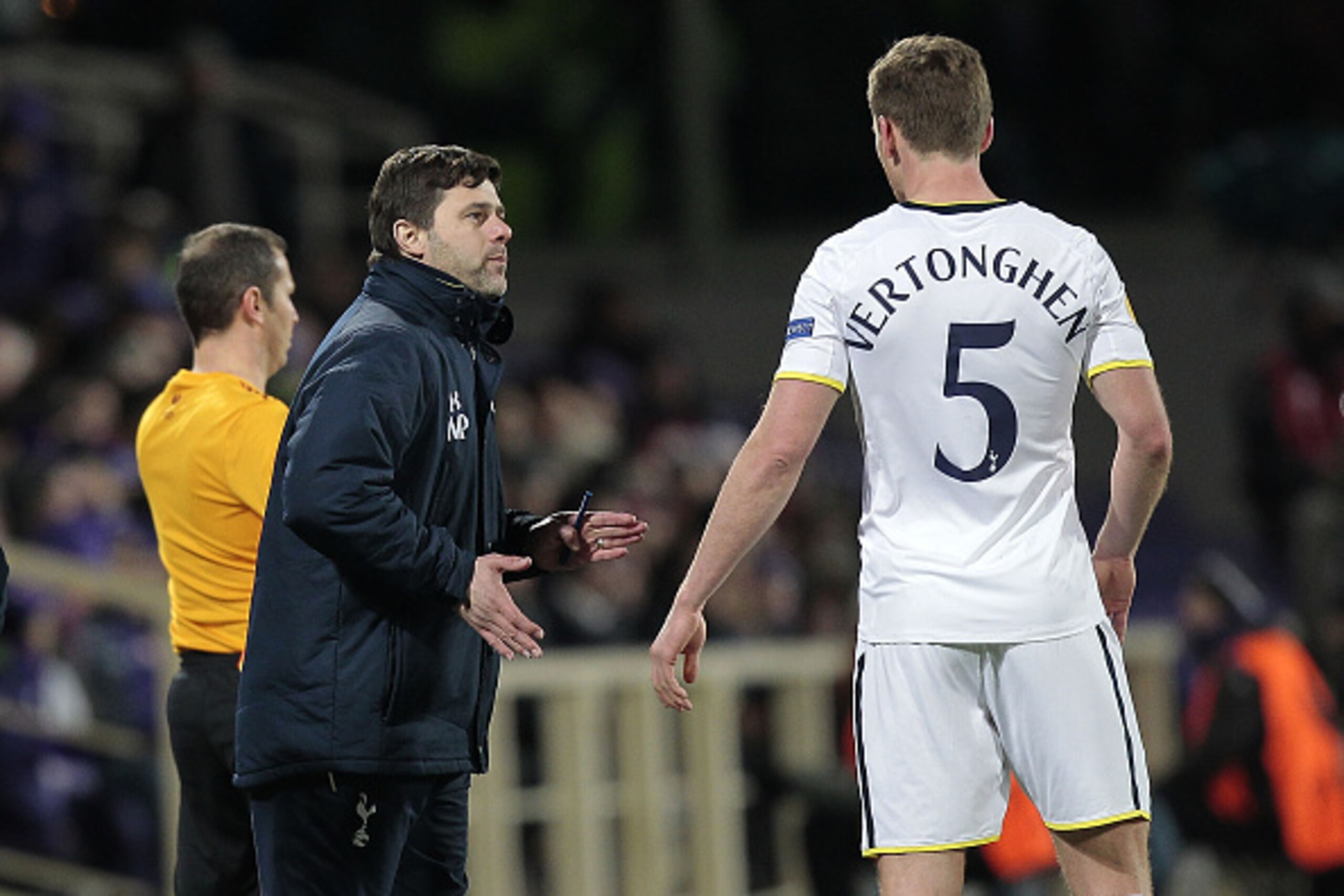 FLORENCE, ITALY - FEBRUARY 26: Roberto Pochettino head coach of Tottenham Hotspur FC shouts instructions to his player Jan Vertonghen during the UEFA Europa League Round of 32 match between  ACF Fiorentina and Tottenham Hotspur FC at Artemio Franchi stadi