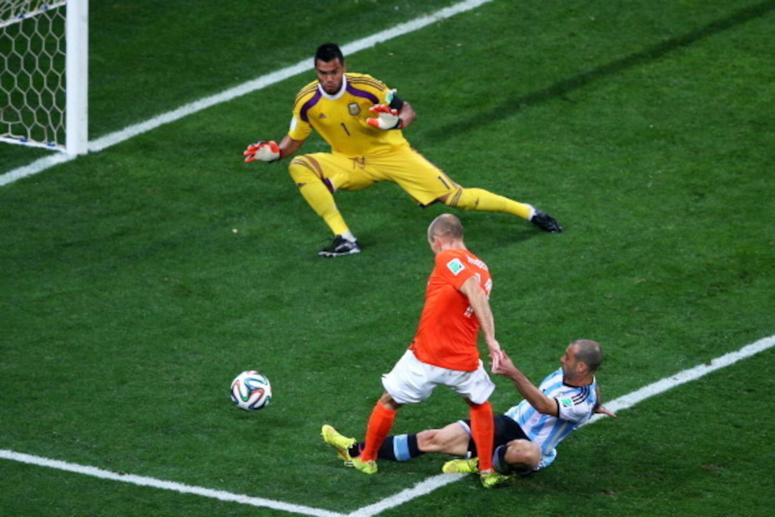 SAO PAULO, BRAZIL - JULY 09:  Javier Mascherano of Argentina tackles Arjen Robben of the Netherlands as he attempts a shot against goalkeeper Sergio Romero during the 2014 FIFA World Cup Brazil Semi Final match between the Netherlands and Argentina at Are
