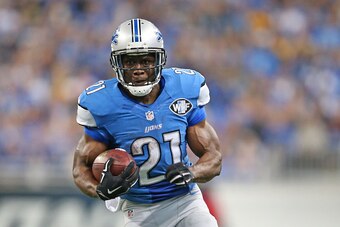 DETROIT, MI - SEPTEMBER 21: Reggie Bush #21 of the Detroit Lions runs 21 yard for a fourth quarter touchdown during the game against the Green Bay Packers at Ford Field on September 21, 2014 in Detroit, Michigan.  (Photo by Leon Halip/Getty Images)